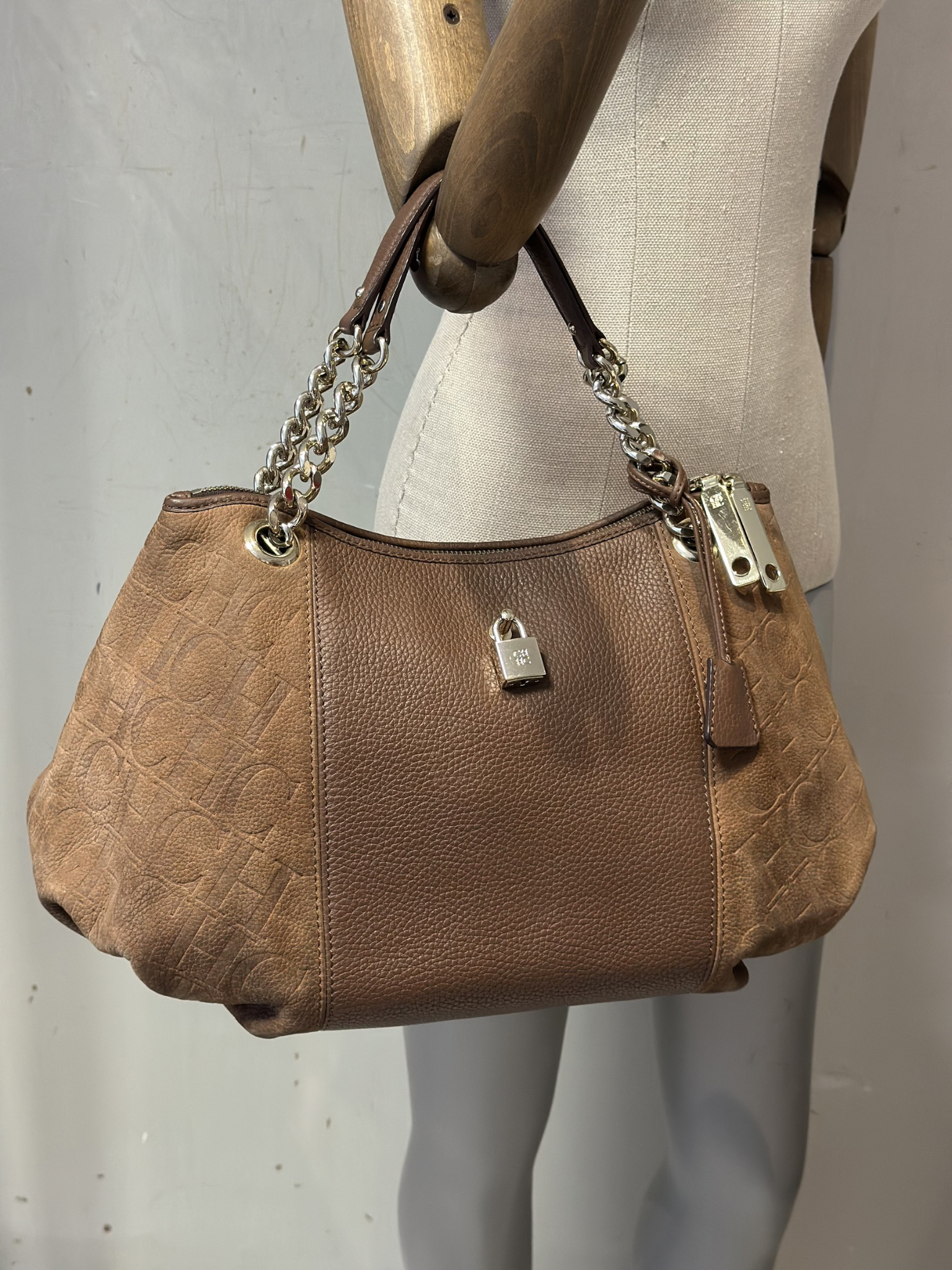 Cartera Marrón Carolina Herrera Monogram