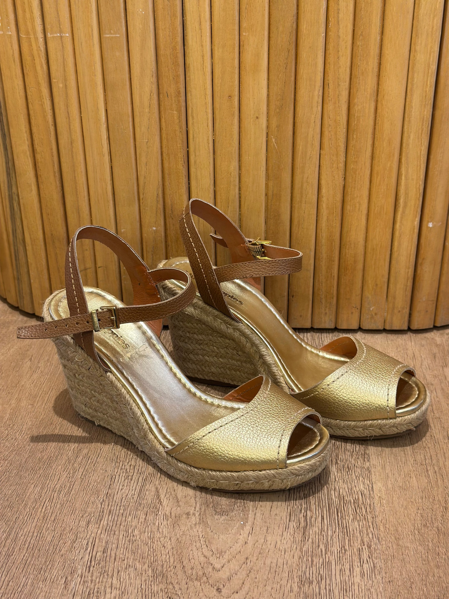 Sandalias Doradas Hush Puppies (38)