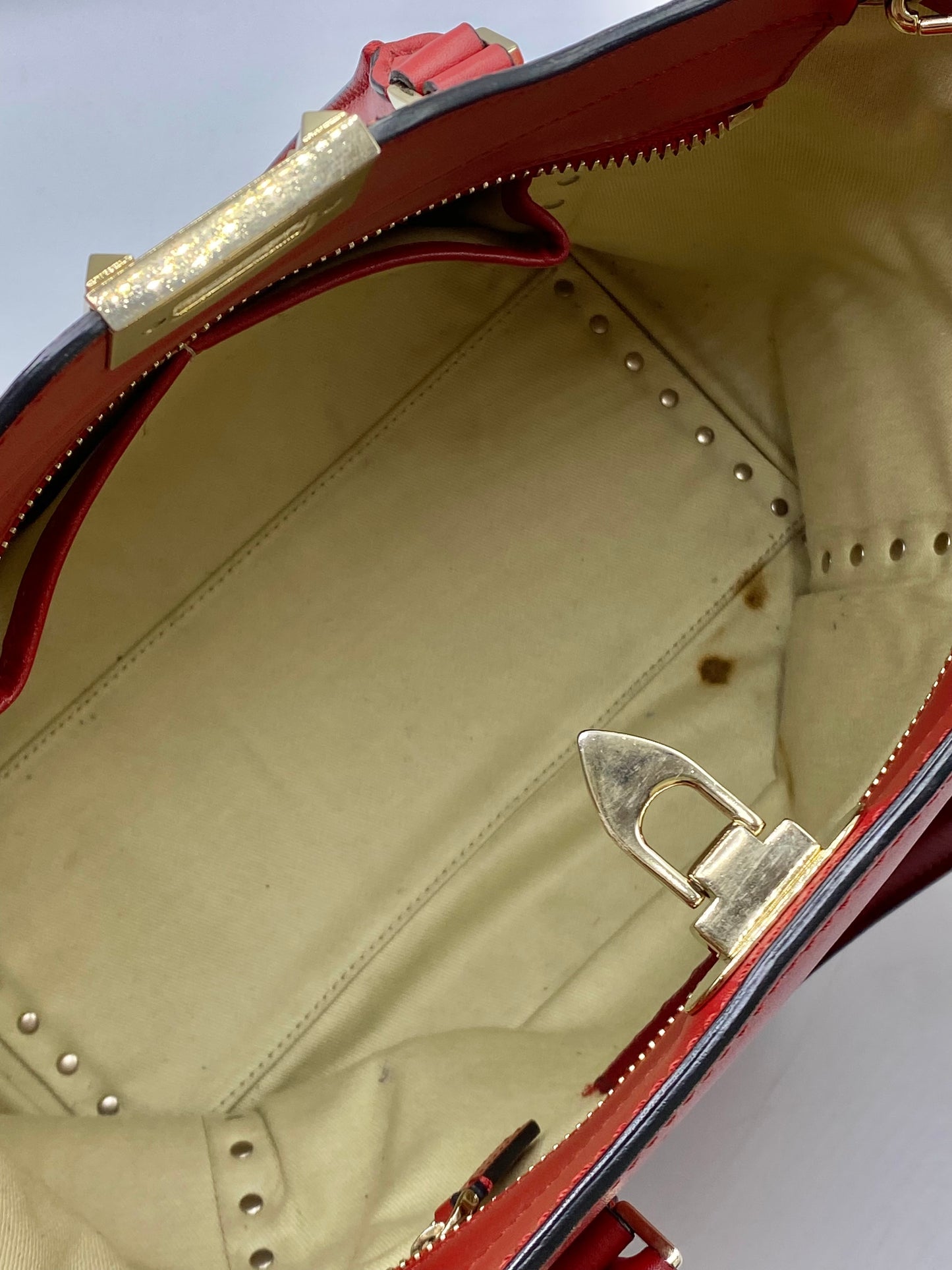 Cartera Valentino Garavani Rockstud Double Handle Tote Red
