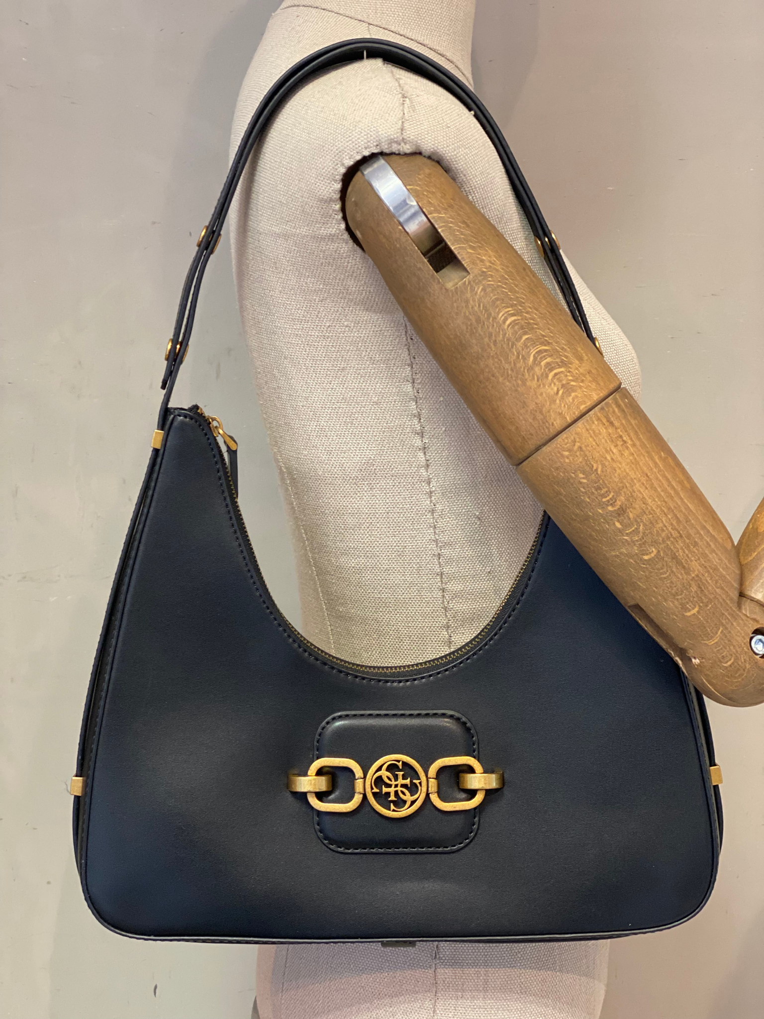 Cartera Negra de Hombro Guess