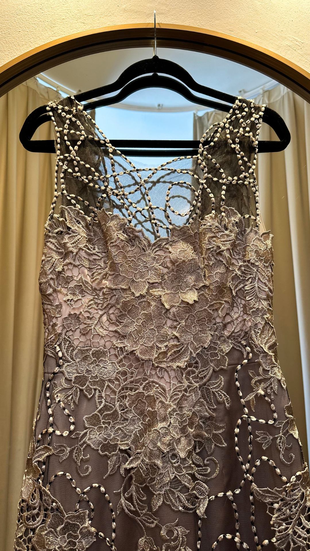 Vestido con Flores Tono Champán Ilse Jara (S)