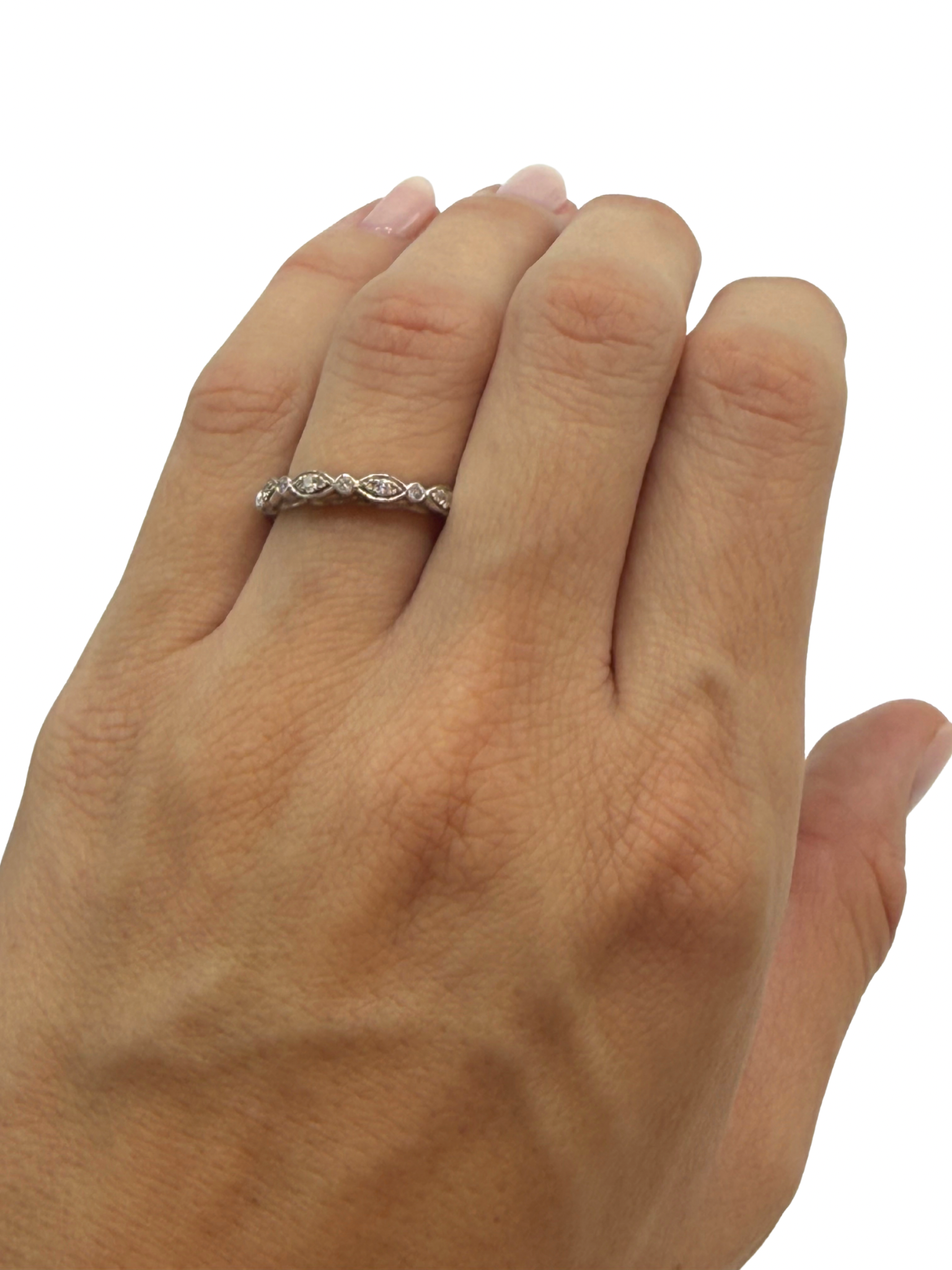 Anillo delicado estilo eternity en oro blanco 18k con diamantes naturales