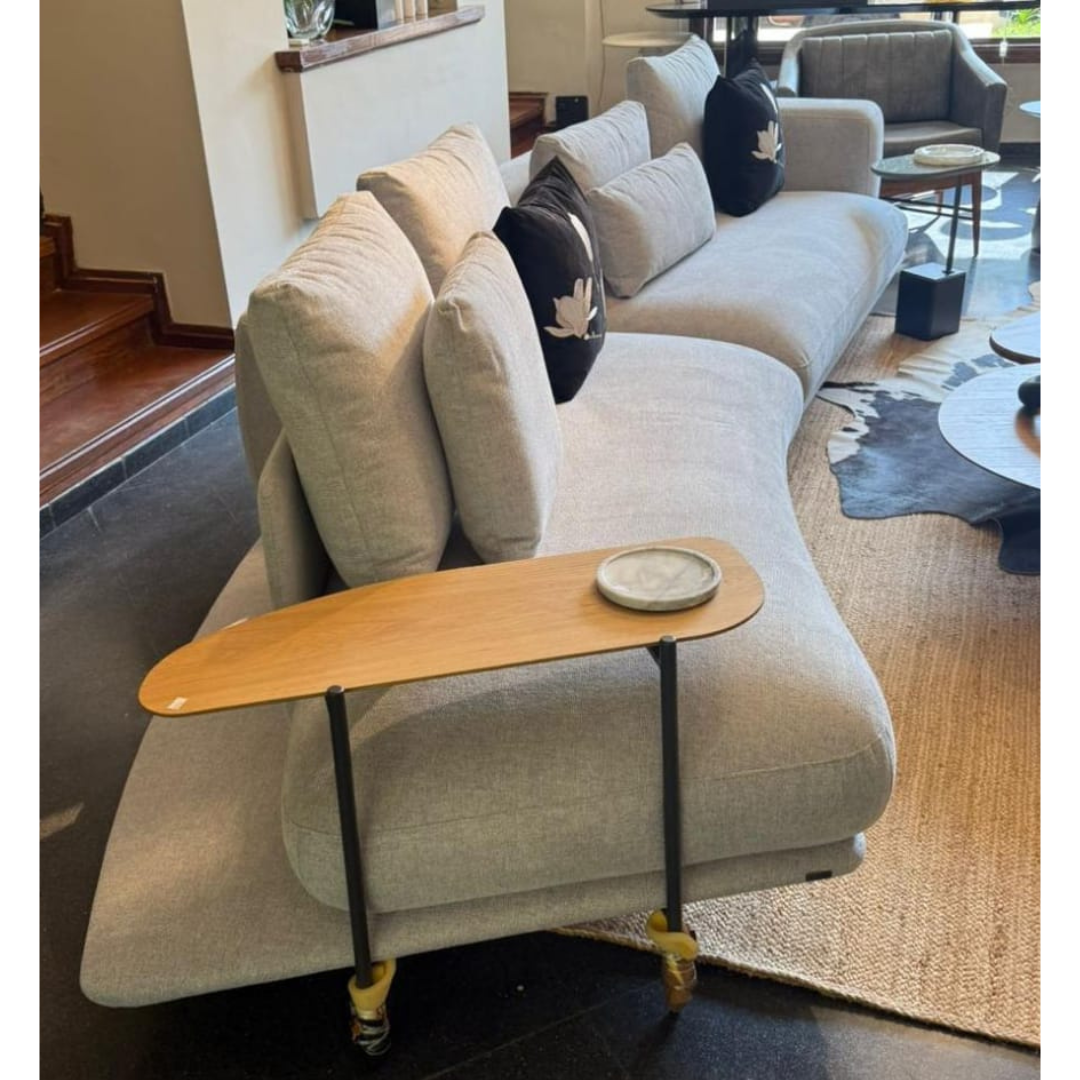 Sofa curvo Arrivee 3.8 m con mesita de apoyo