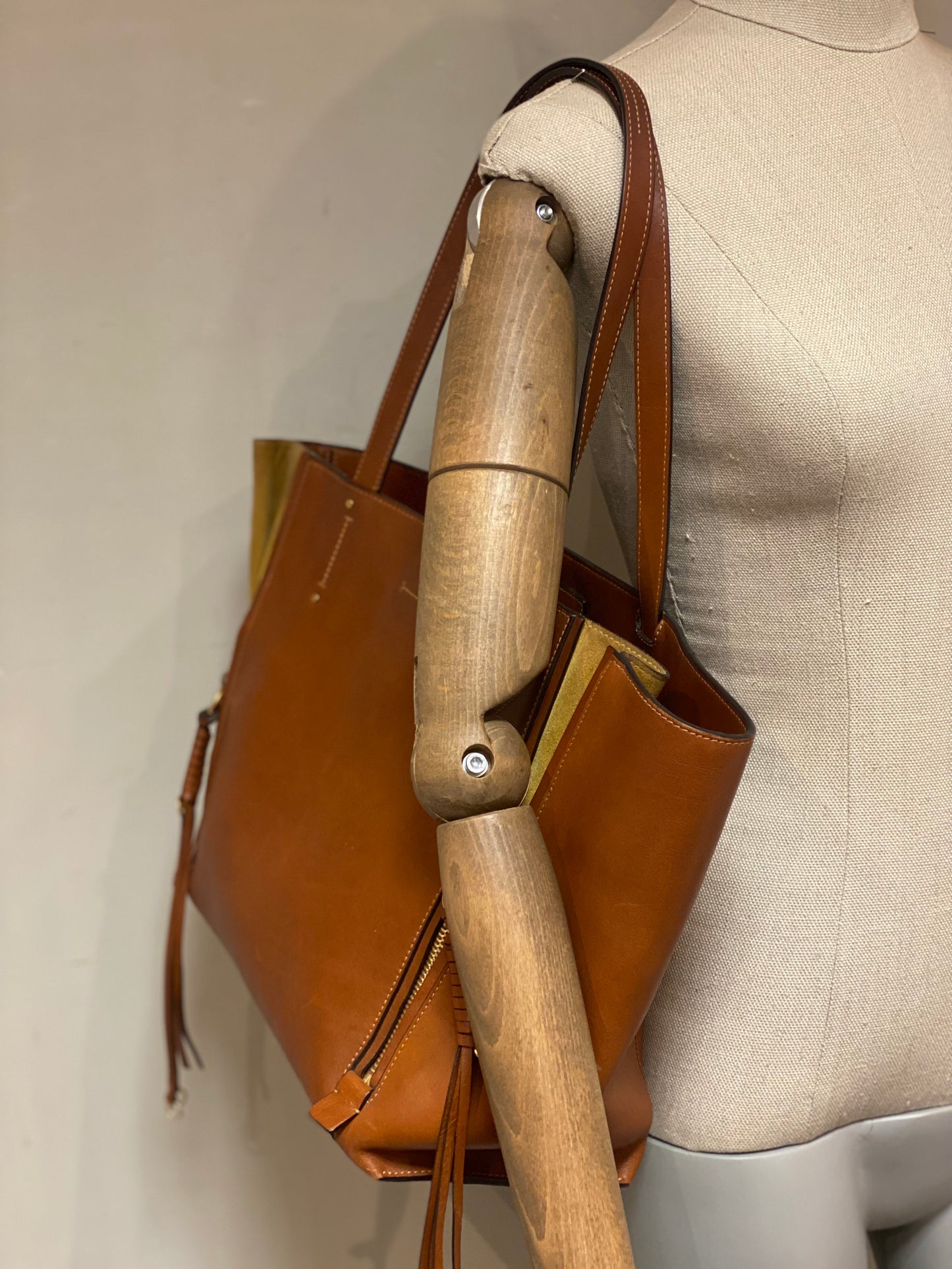 Cartera Chloe Milo Leather Tote Bag