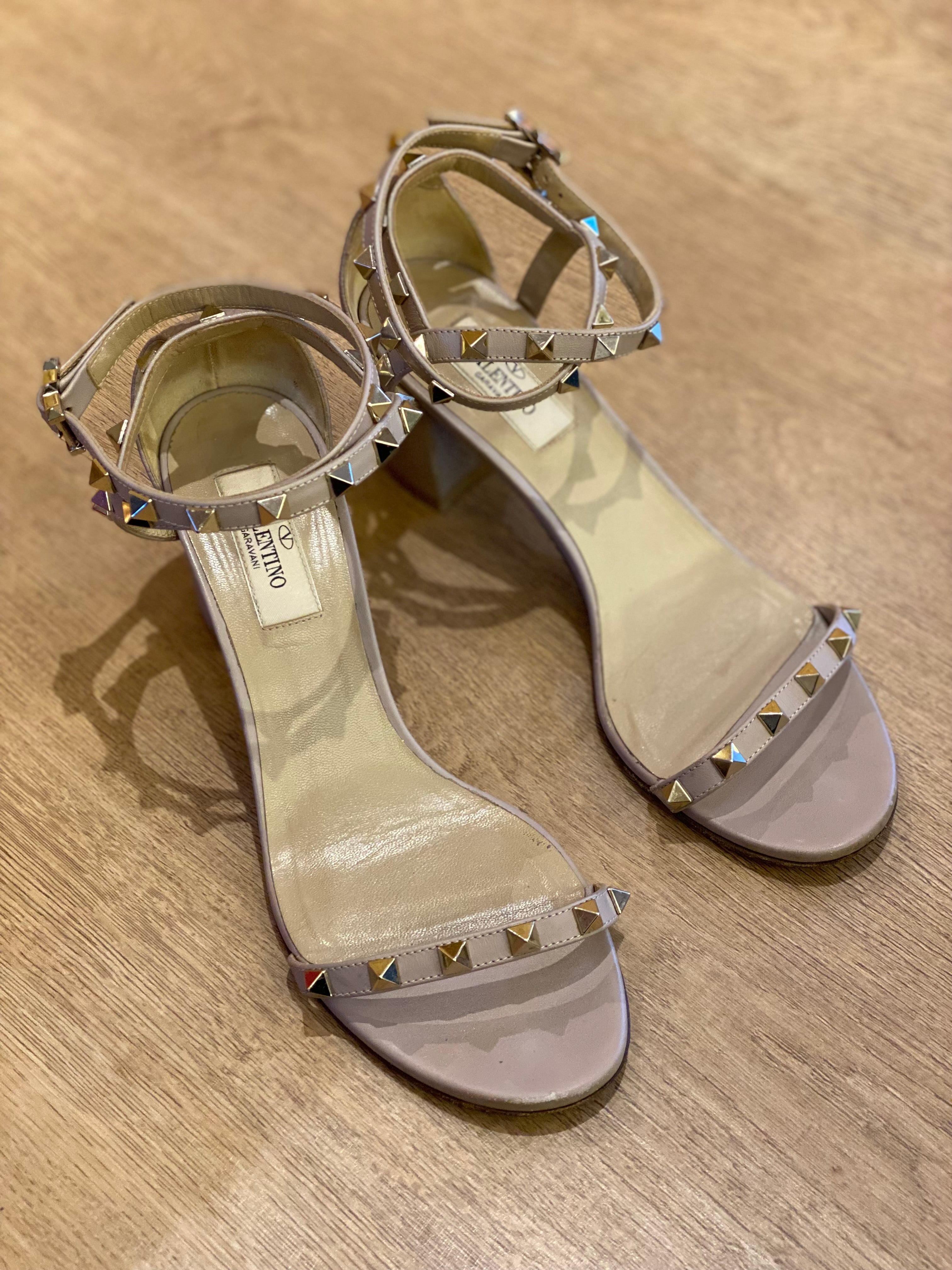 Sandalia Valentino Garavani Rockstud Poudre (37.5)