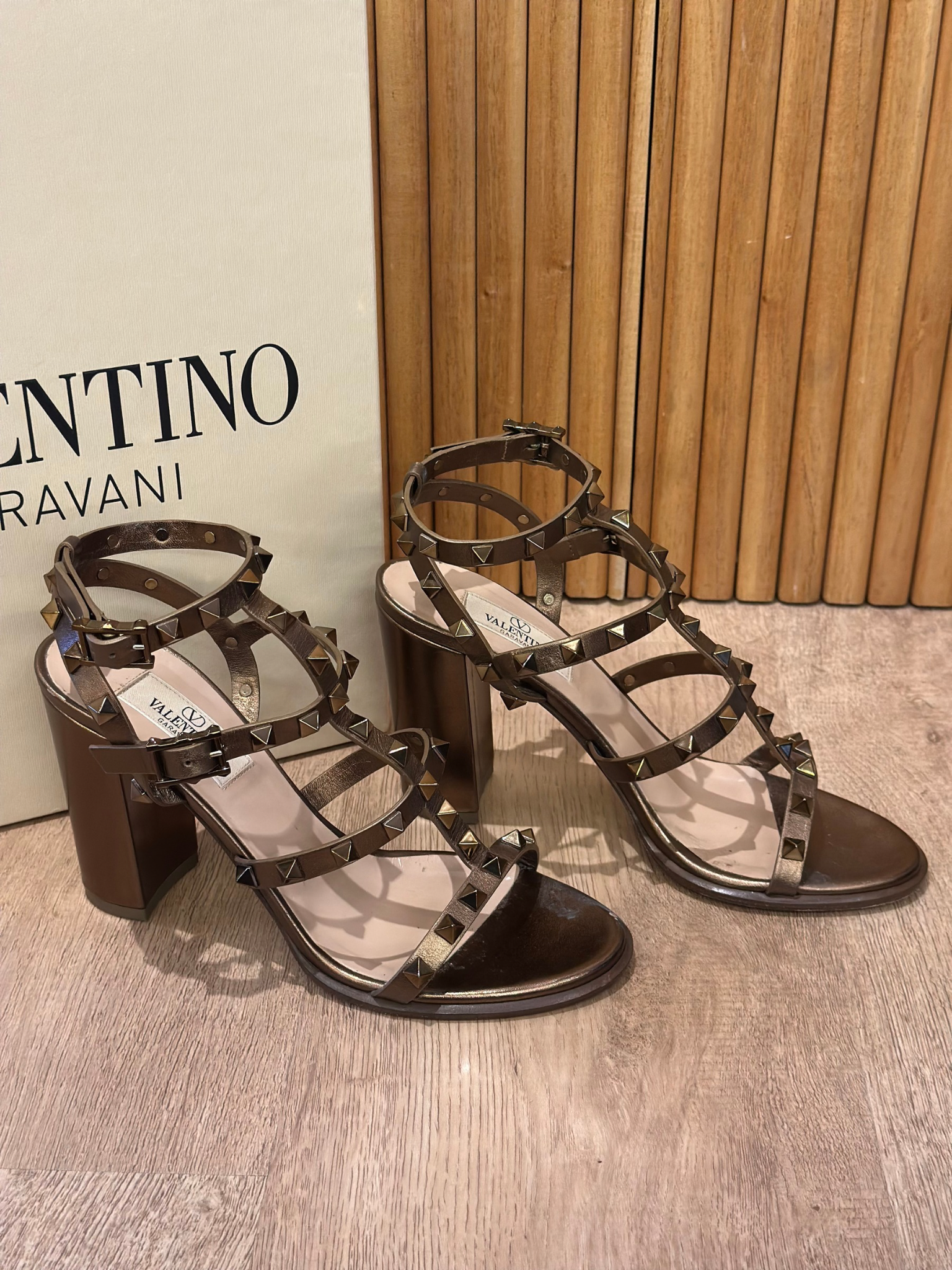 Sandalias Bronce Valentino Garavani Rockstud (37.5)
