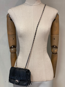 Mini Bolso Negro con Flecos Purificación García