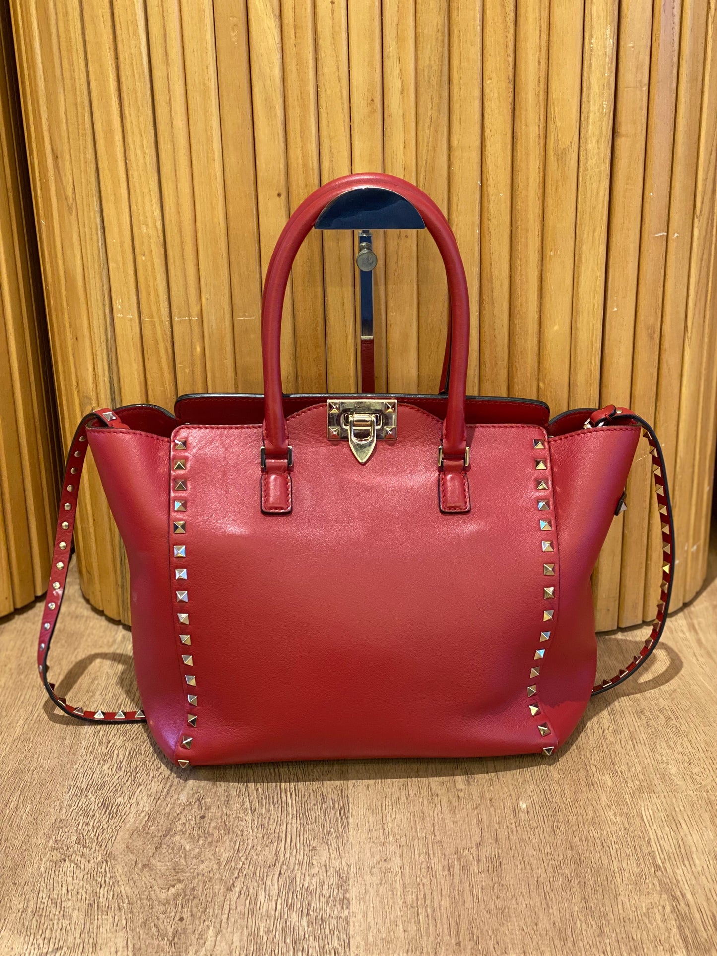 Cartera Valentino Garavani Rockstud Double Handle Tote Red
