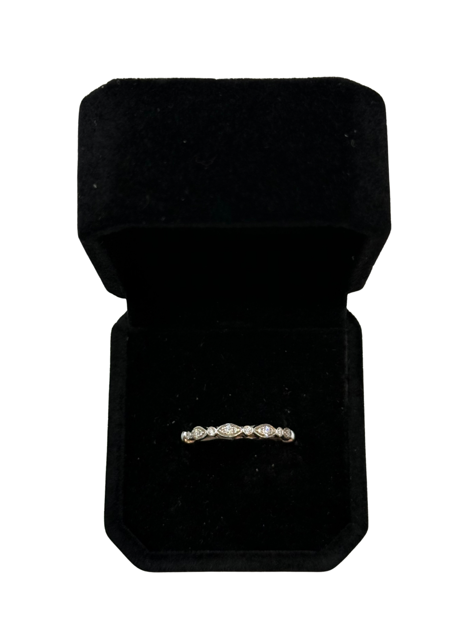 Anillo delicado estilo eternity en oro blanco 18k con diamantes naturales