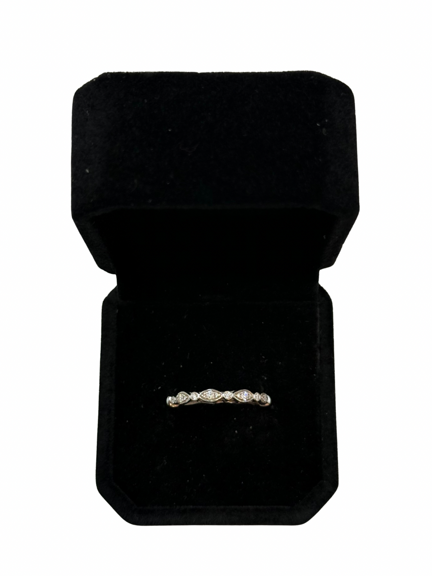 Anillo Delicado Estilo Eternity en Oro  Blanco 18k con Diamantes Naturales