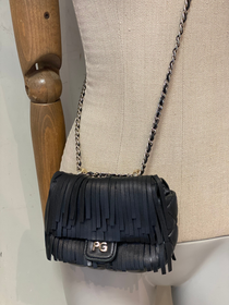 Mini Bolso Negro con Flecos Purificación García