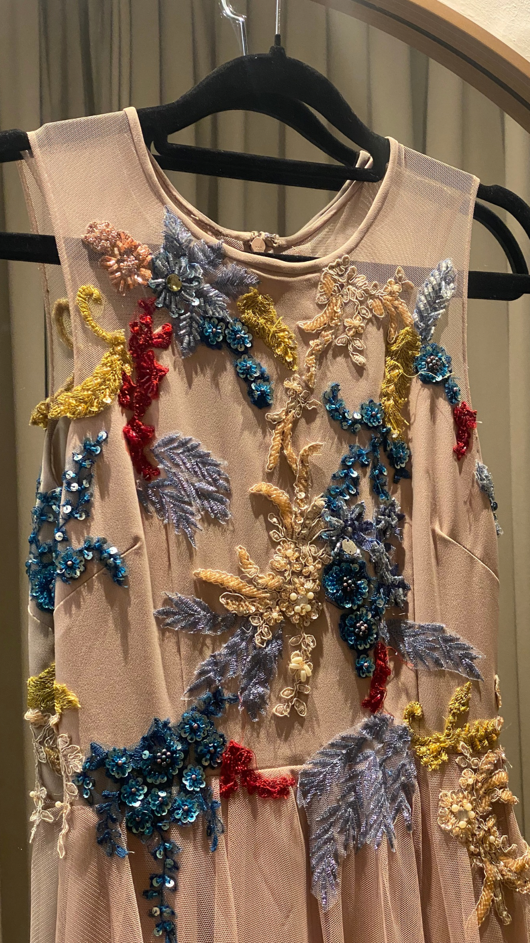 Vestido Beige con Lentejuelas Ferres (Talle P)