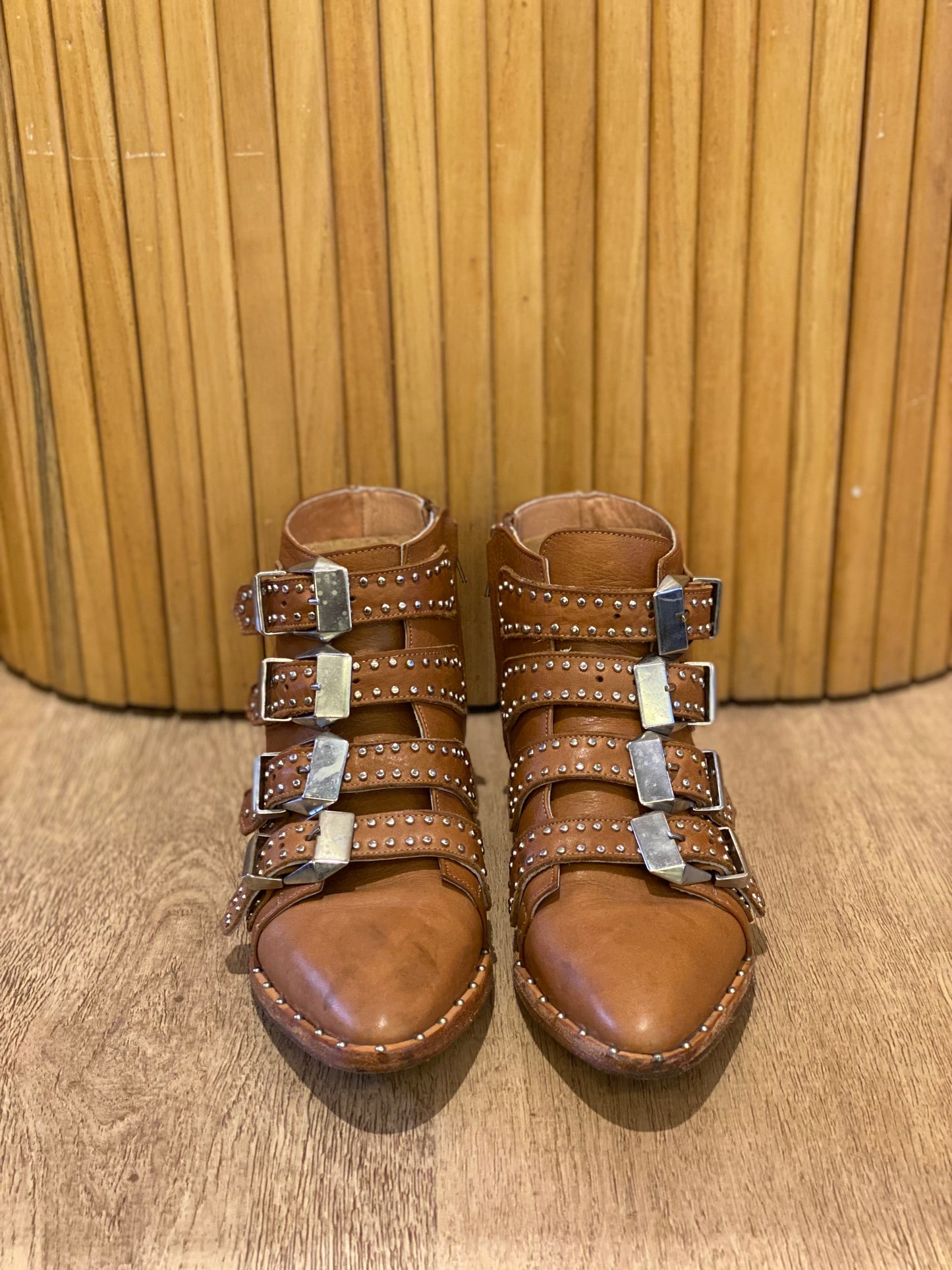 Botas Heidi Claire Con Tachas, 100% Cuero. (38)