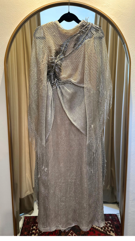Vestido Largo Plateado con Flecos Ilse Jara (M)