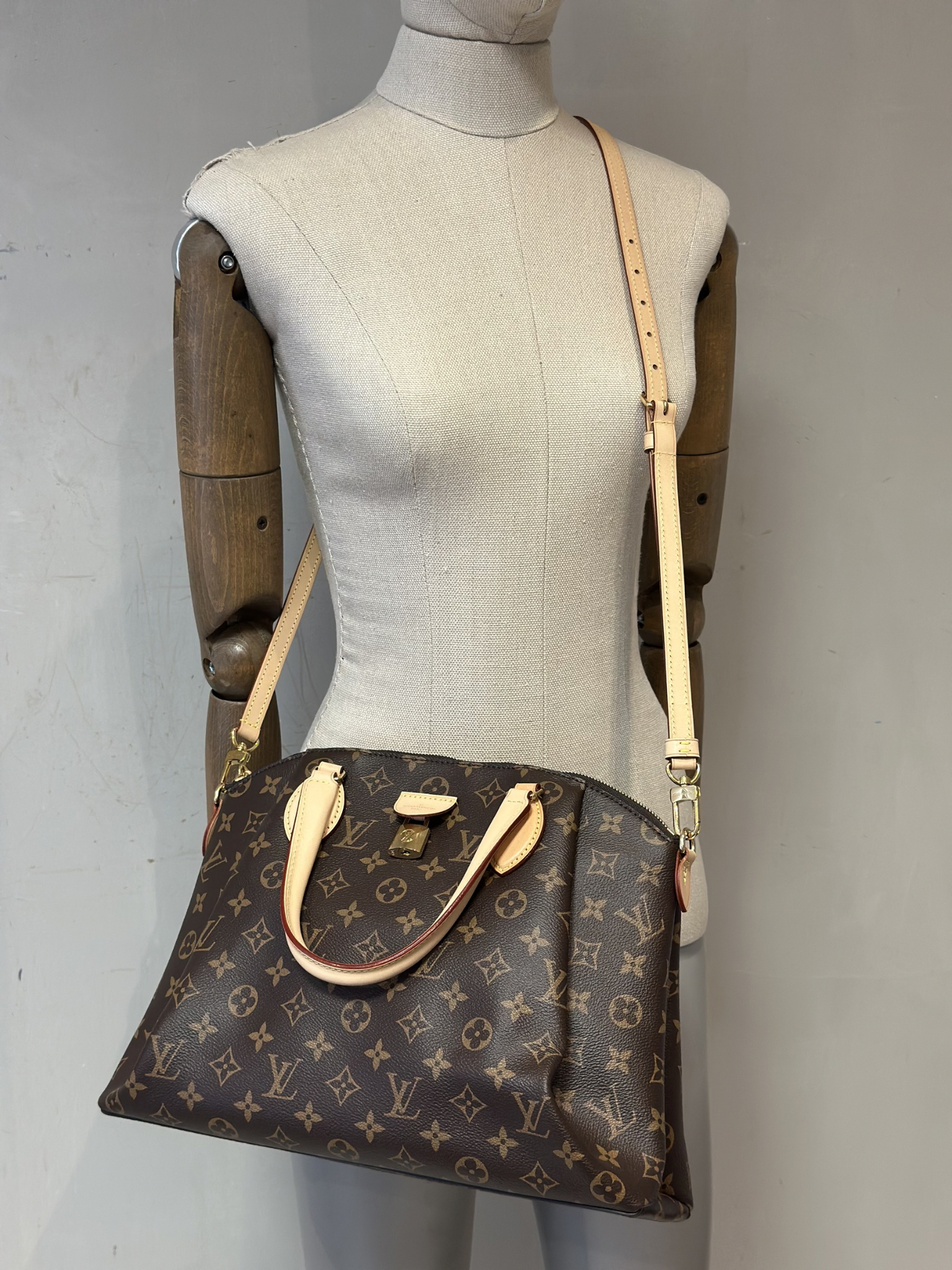 Cartera Louis Vuitton Rivoli MM