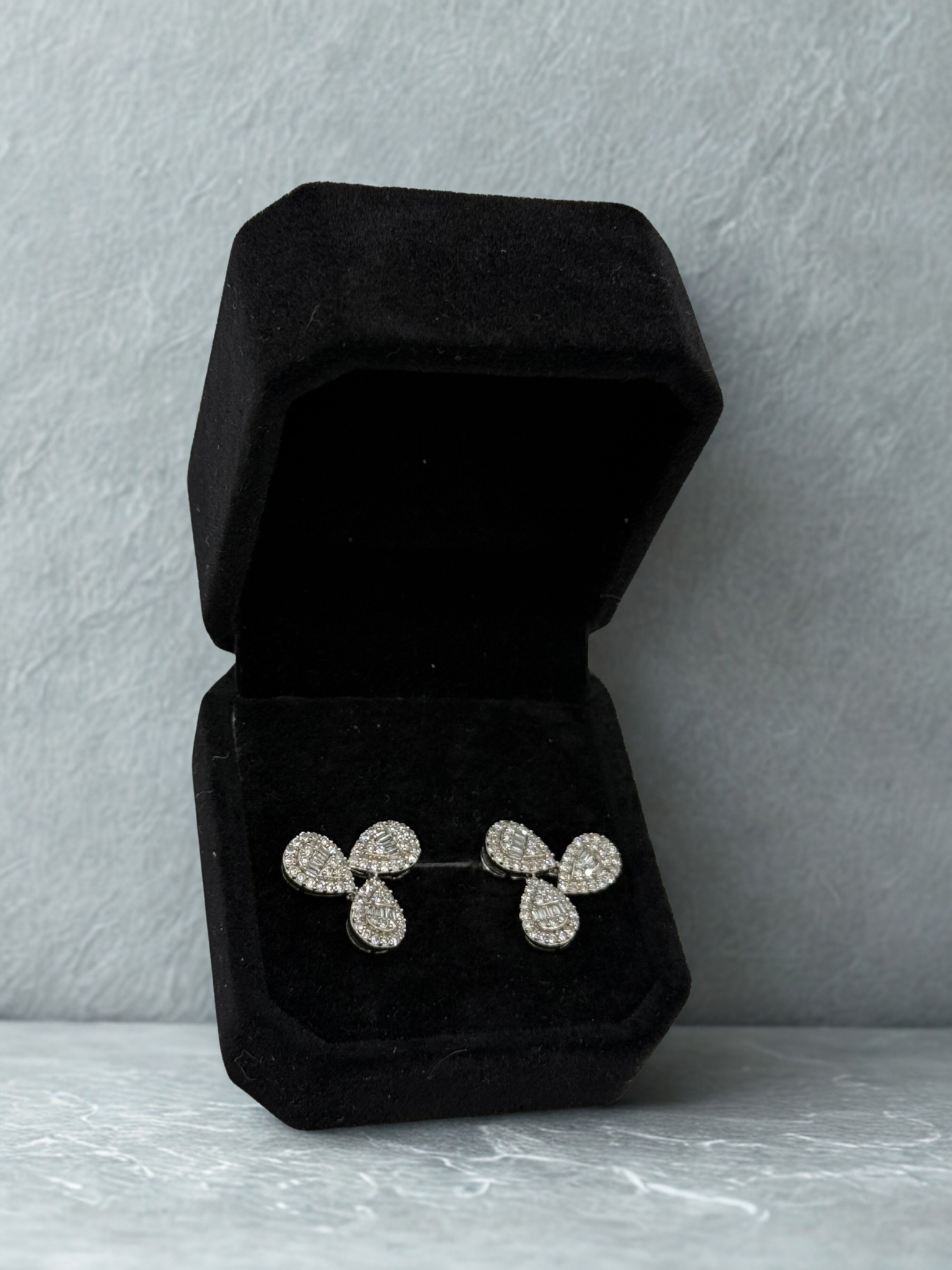 Aros Stud Tipo Trebol Oro Blanco 18K