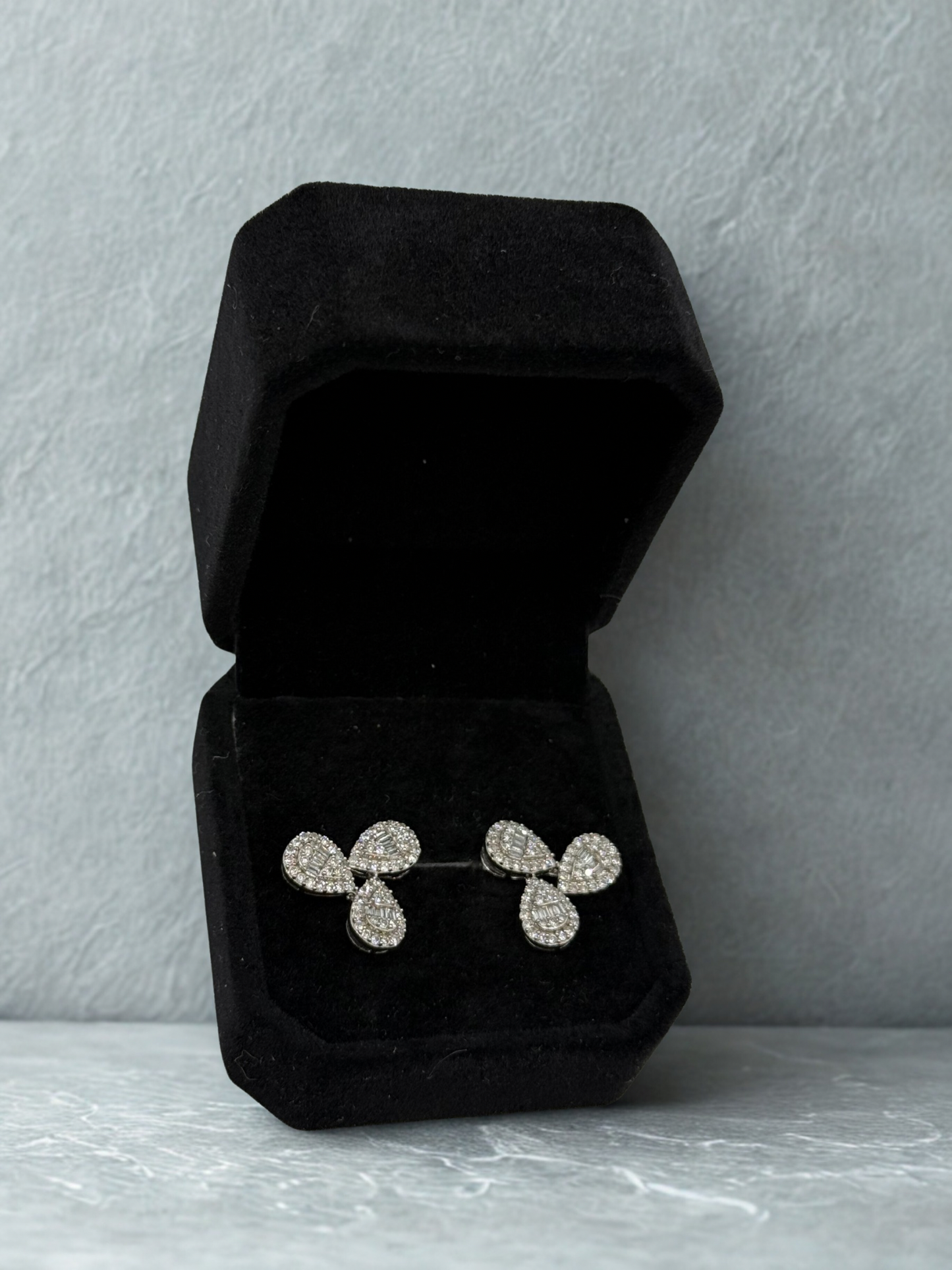 Aros Stud Tipo Trebol Oro Blanco 18K