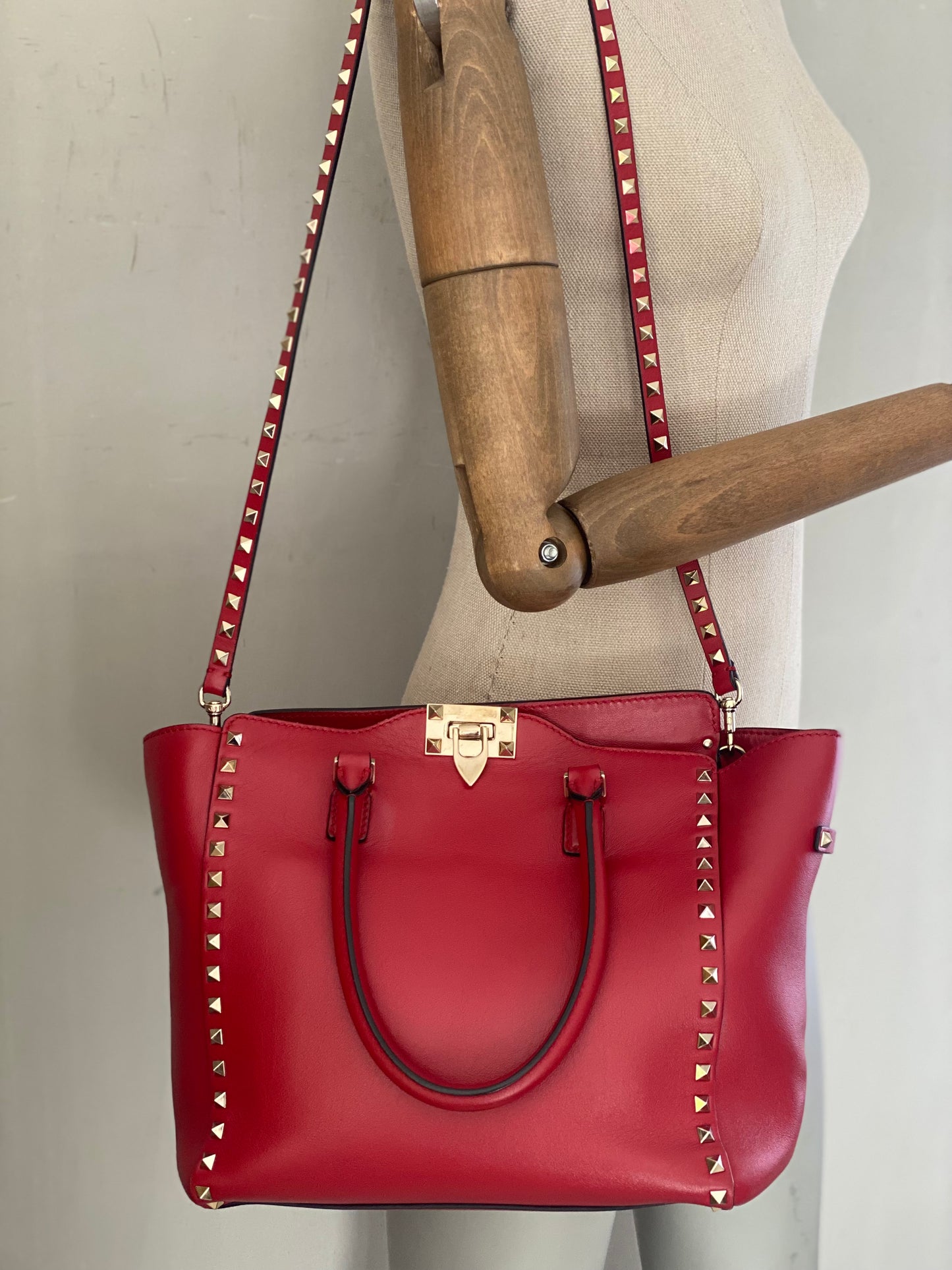 Cartera Valentino Garavani Rockstud Double Handle Tote Red