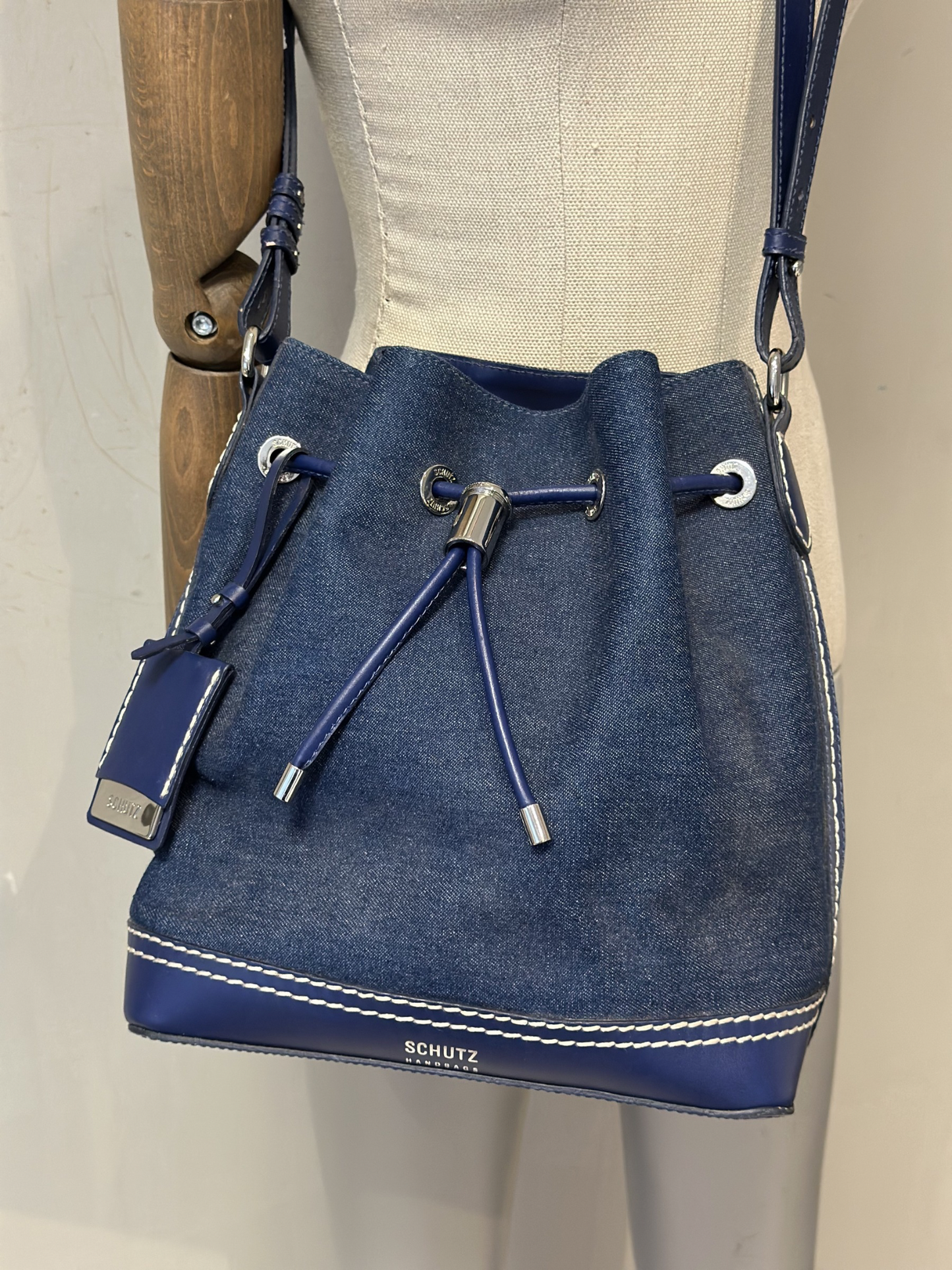 Cartera Azul Schutz Bucket Bag