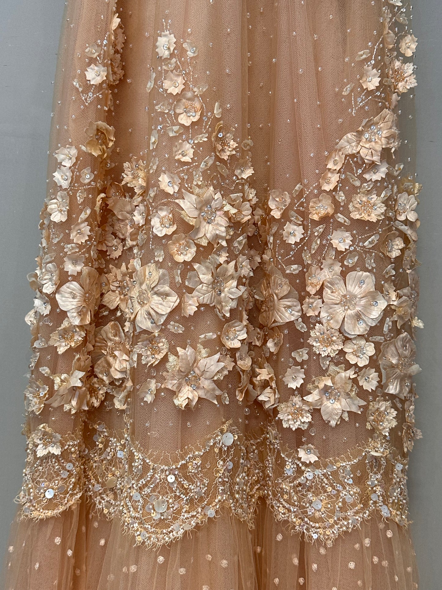 Vestido de tul con flores aplicadas - tela de Elie Saab