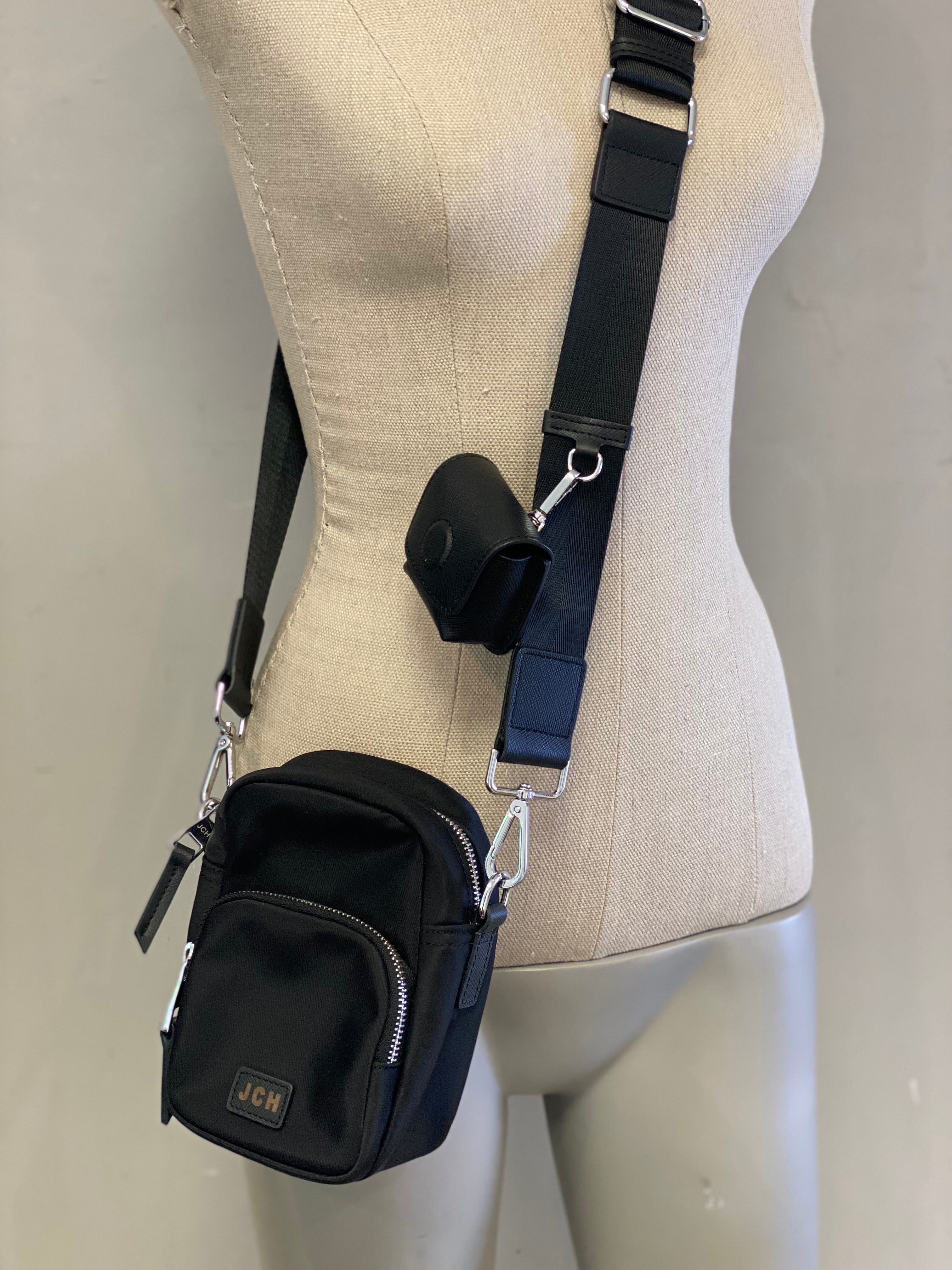 ⁠Bandolera Jazmin Chebar Nylon + Estuche para AirPods