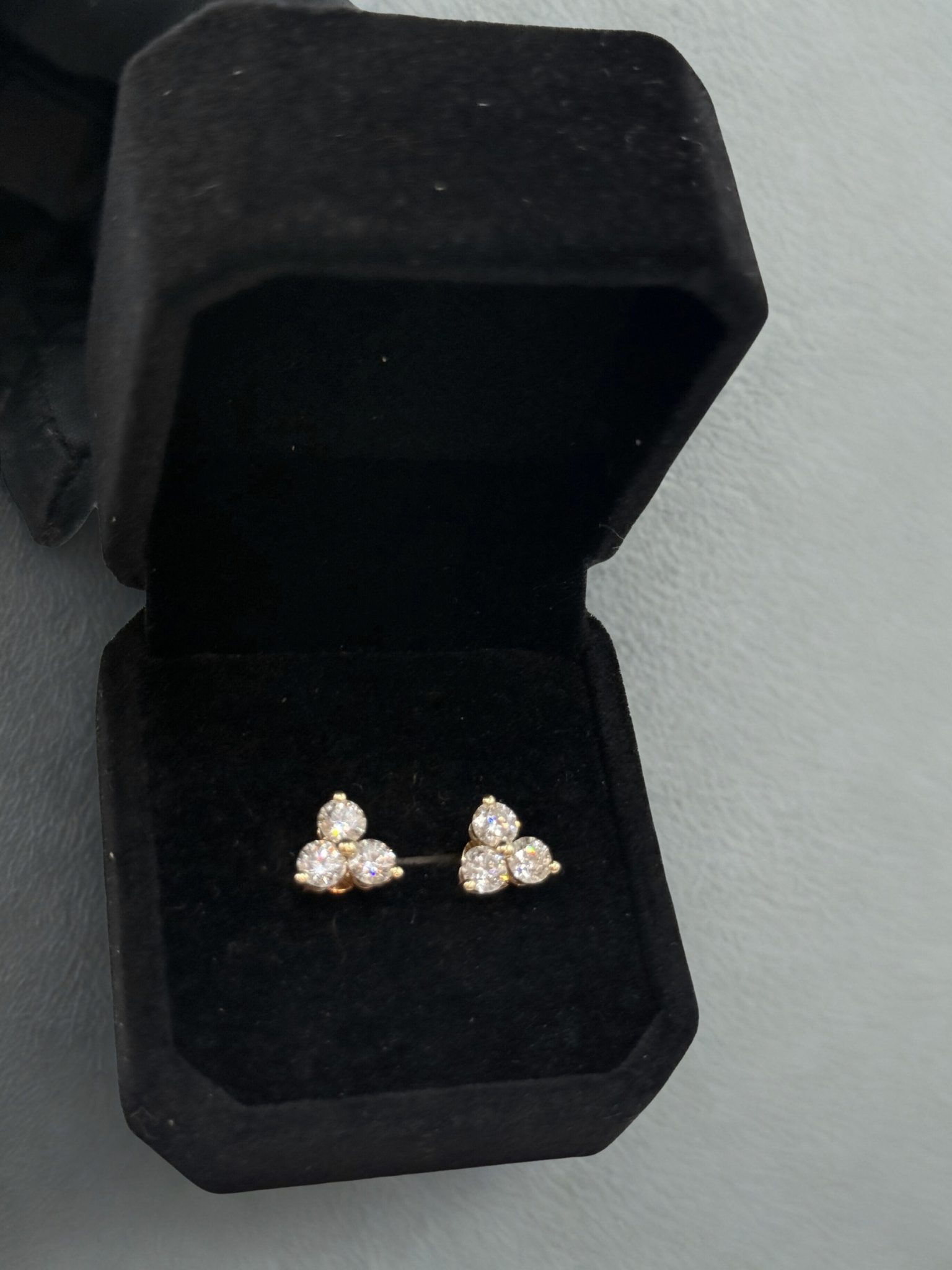 Aros Stud Tipo Trebol Oro Amarillo 18K y Diamantes