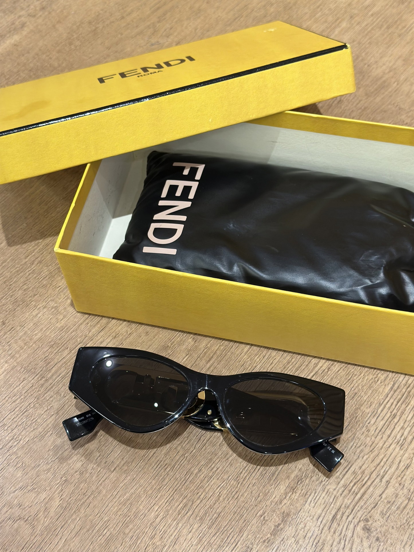 Lente de Sol Fendi FE40049I