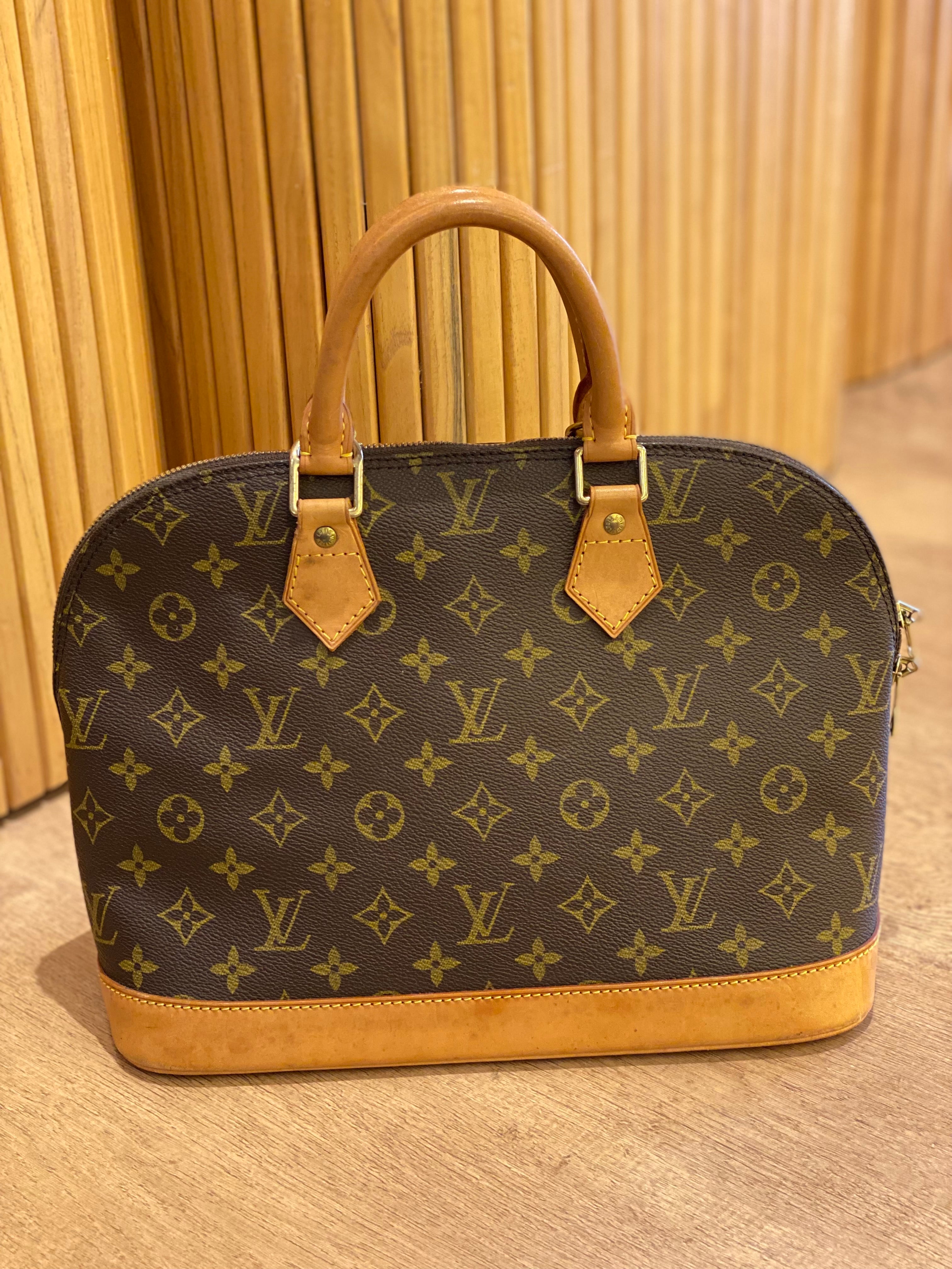 ⁠Cartera Louis Vuitton Alma Monogram MM