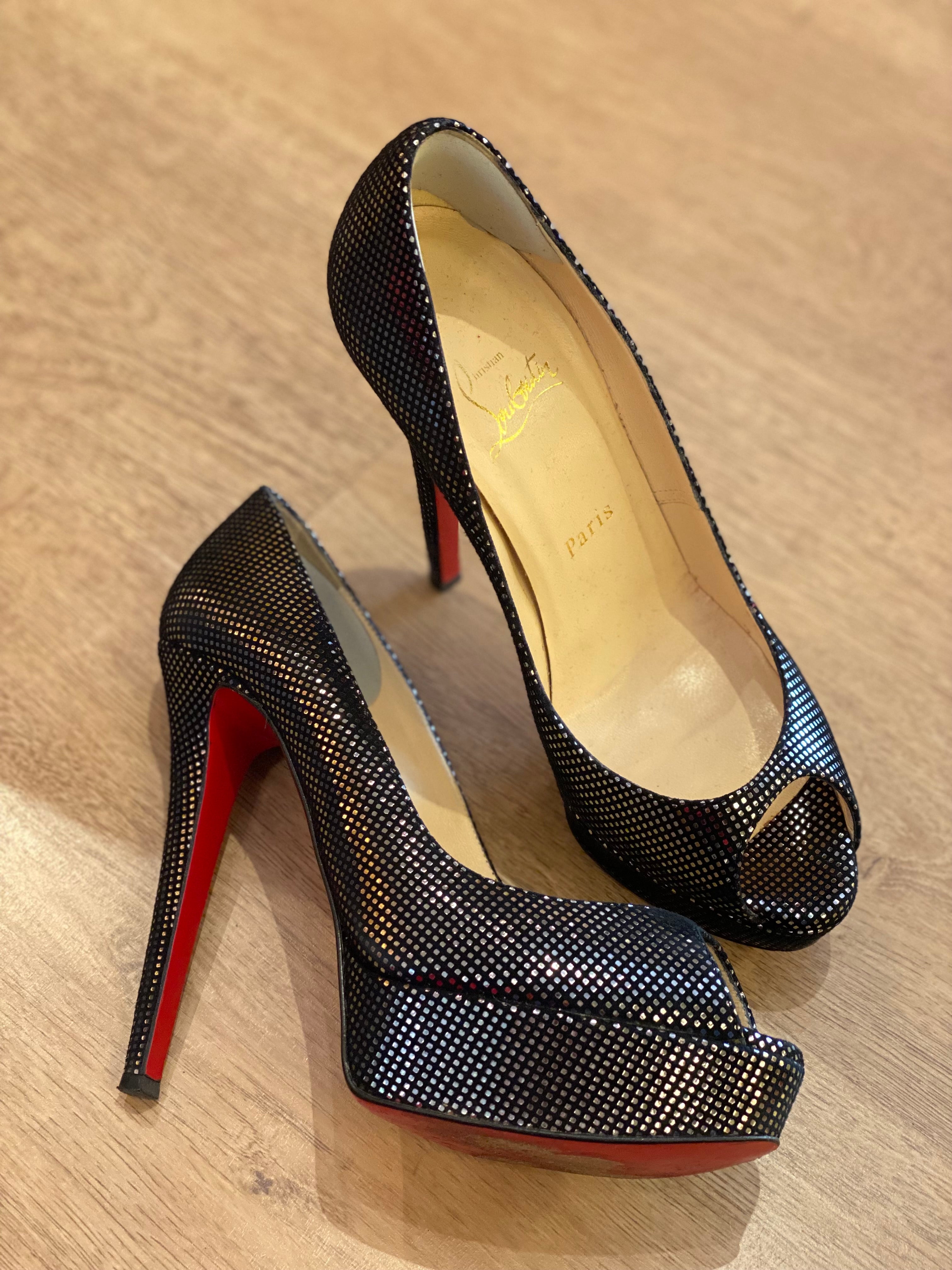 ⁠Sandalia Christian Louboutin Banana Peep Toe (37.5)