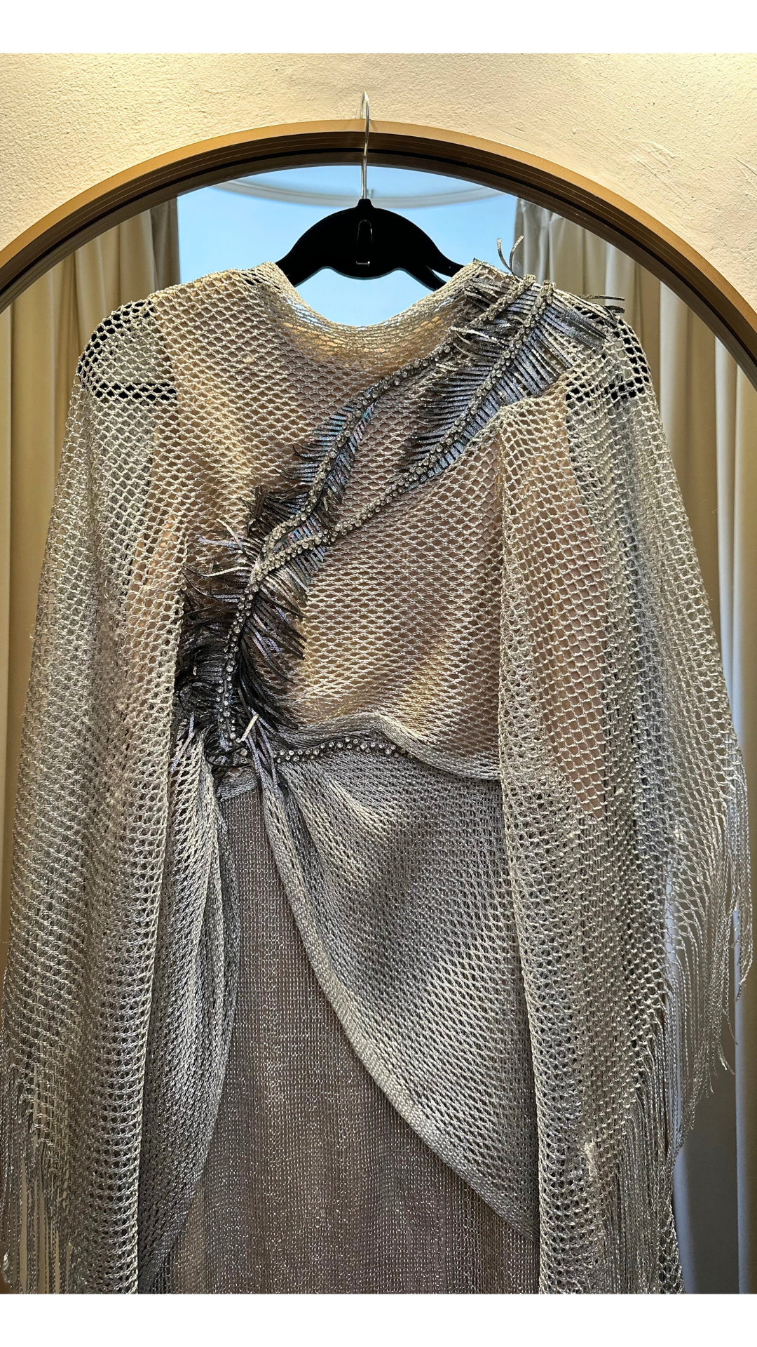 Vestido Largo Plateado con Flecos Ilse Jara (M)