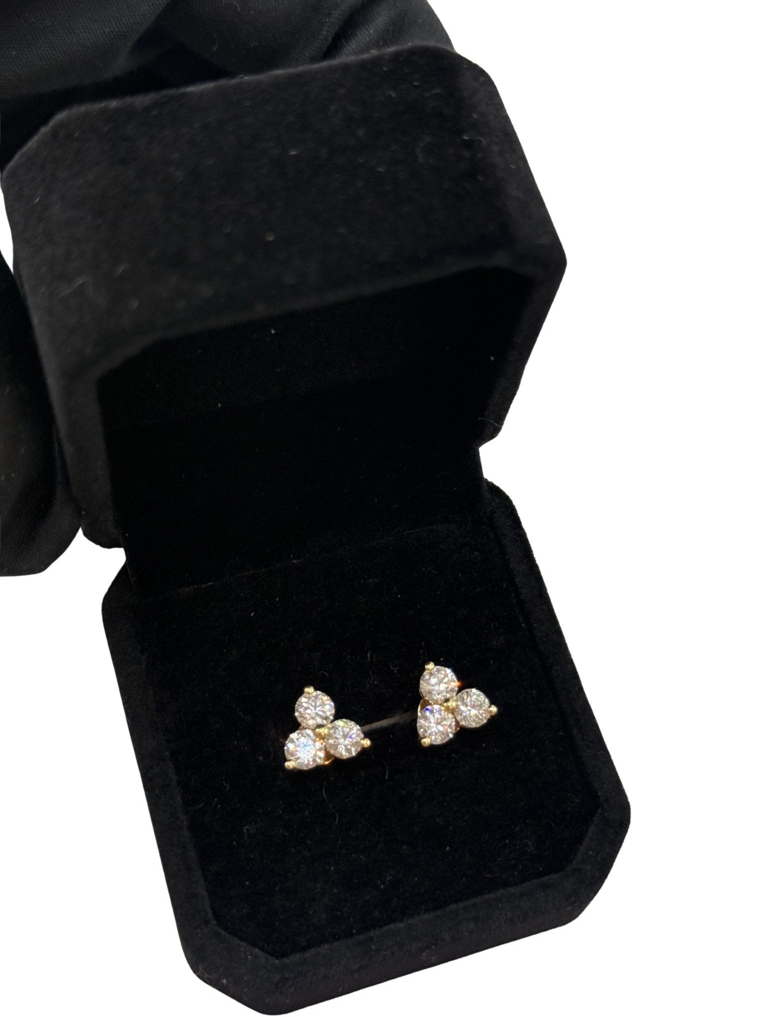 Aros Stud Tipo Trebol Oro Amarillo 18K y Diamantes