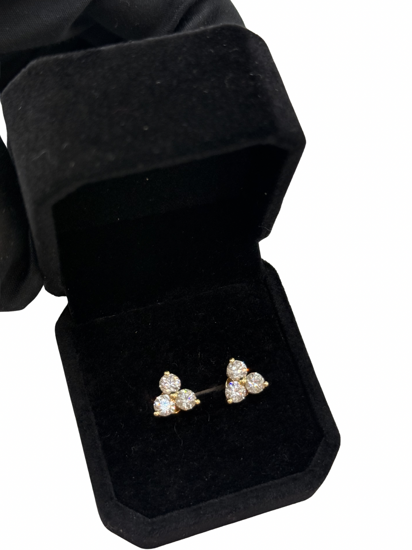 Aros Stud Tipo Trebol Oro Amarillo 18K y Diamantes