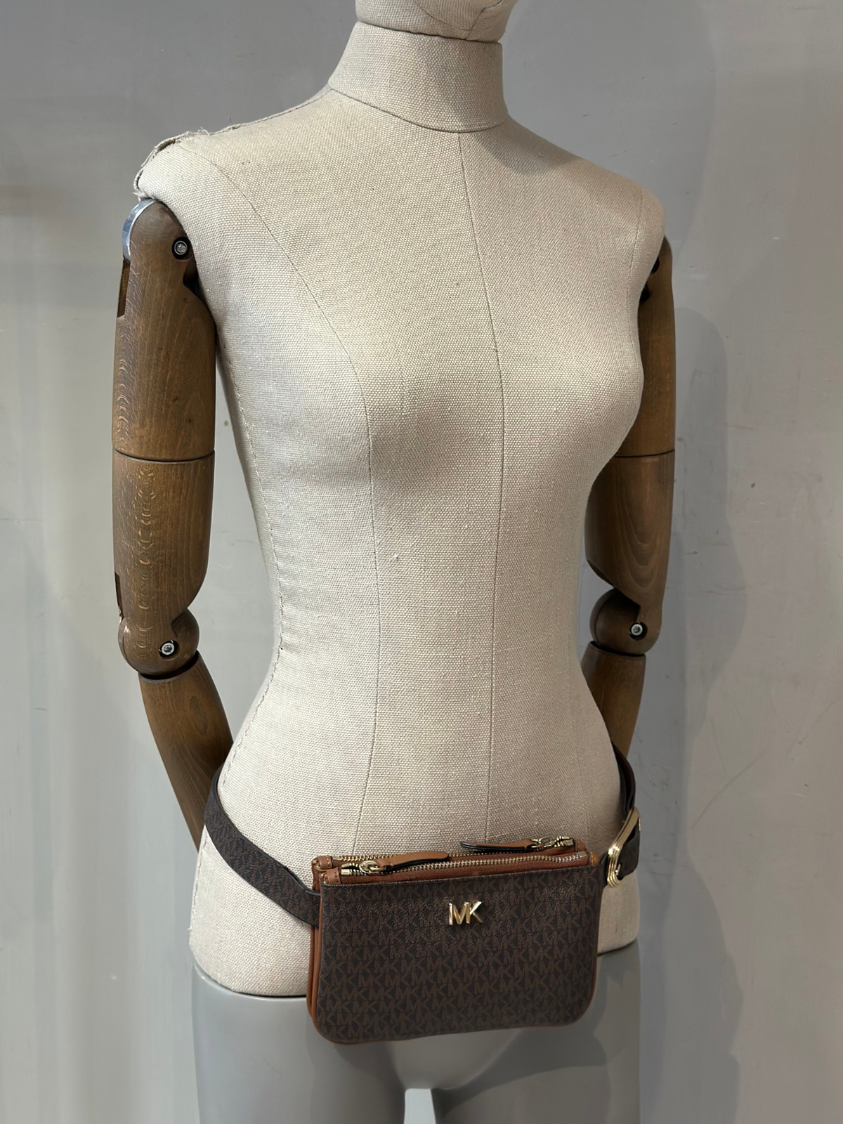 Riñonera Michael Kors Monogram