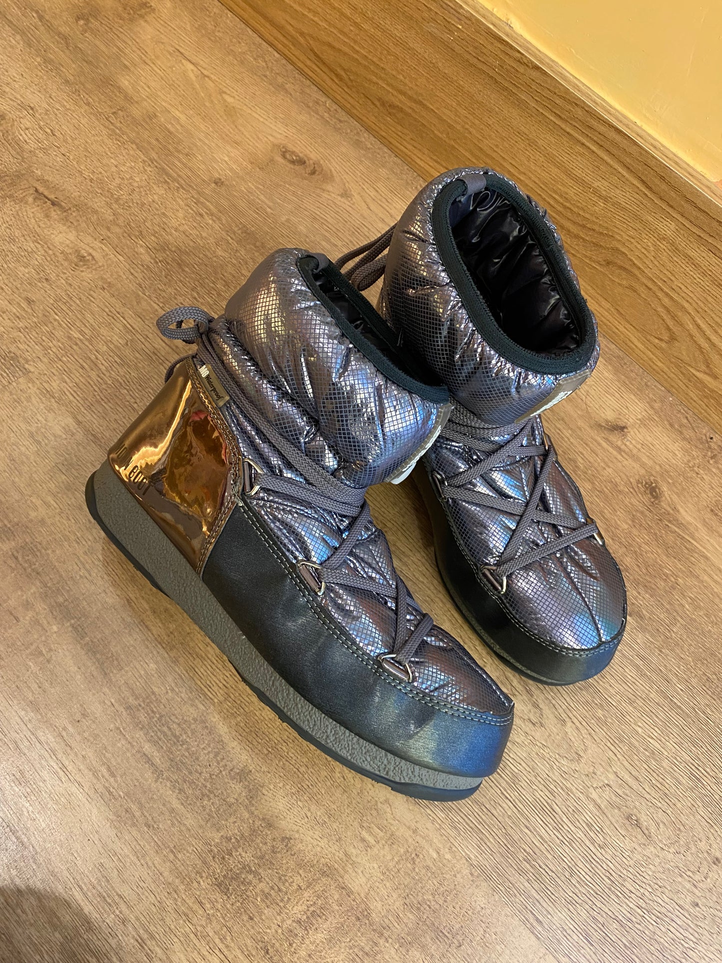 Botas Moon Boot (US 7)