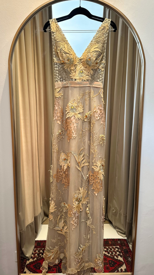 Vestido Largo Dorado con Apliques Las Buttner