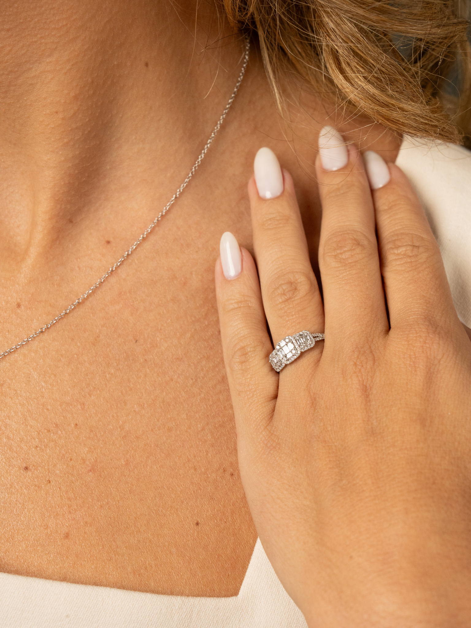 Anillo Estilo Engagement en Oro Blanco 18k con Diamantes