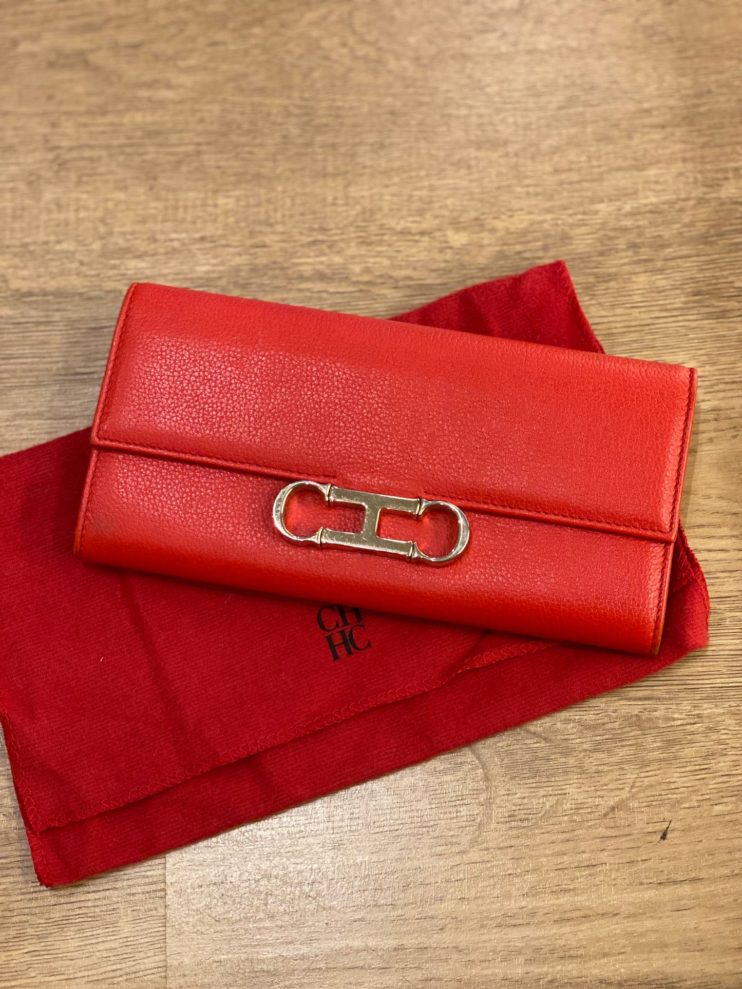 Billetera Carolina Herrera Insignia Roja