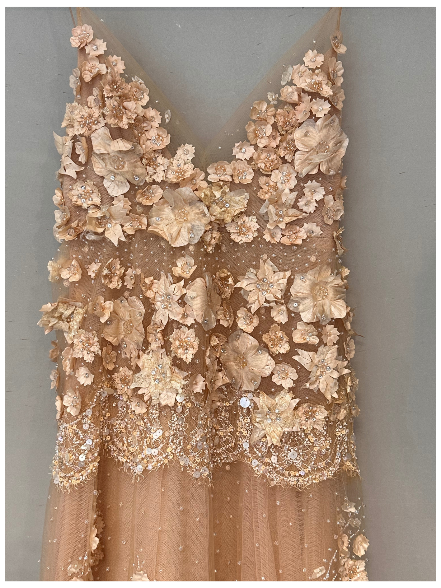 Vestido de tul con flores aplicadas - tela de Elie Saab