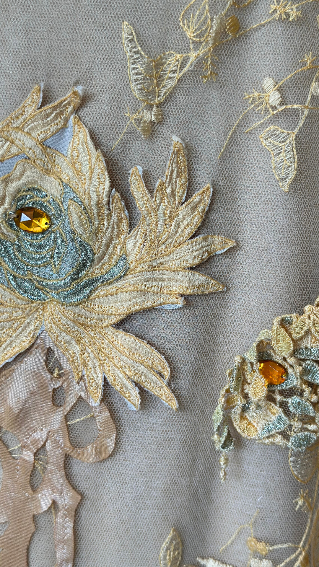 Vestido Largo Dorado con Apliques Las Buttner