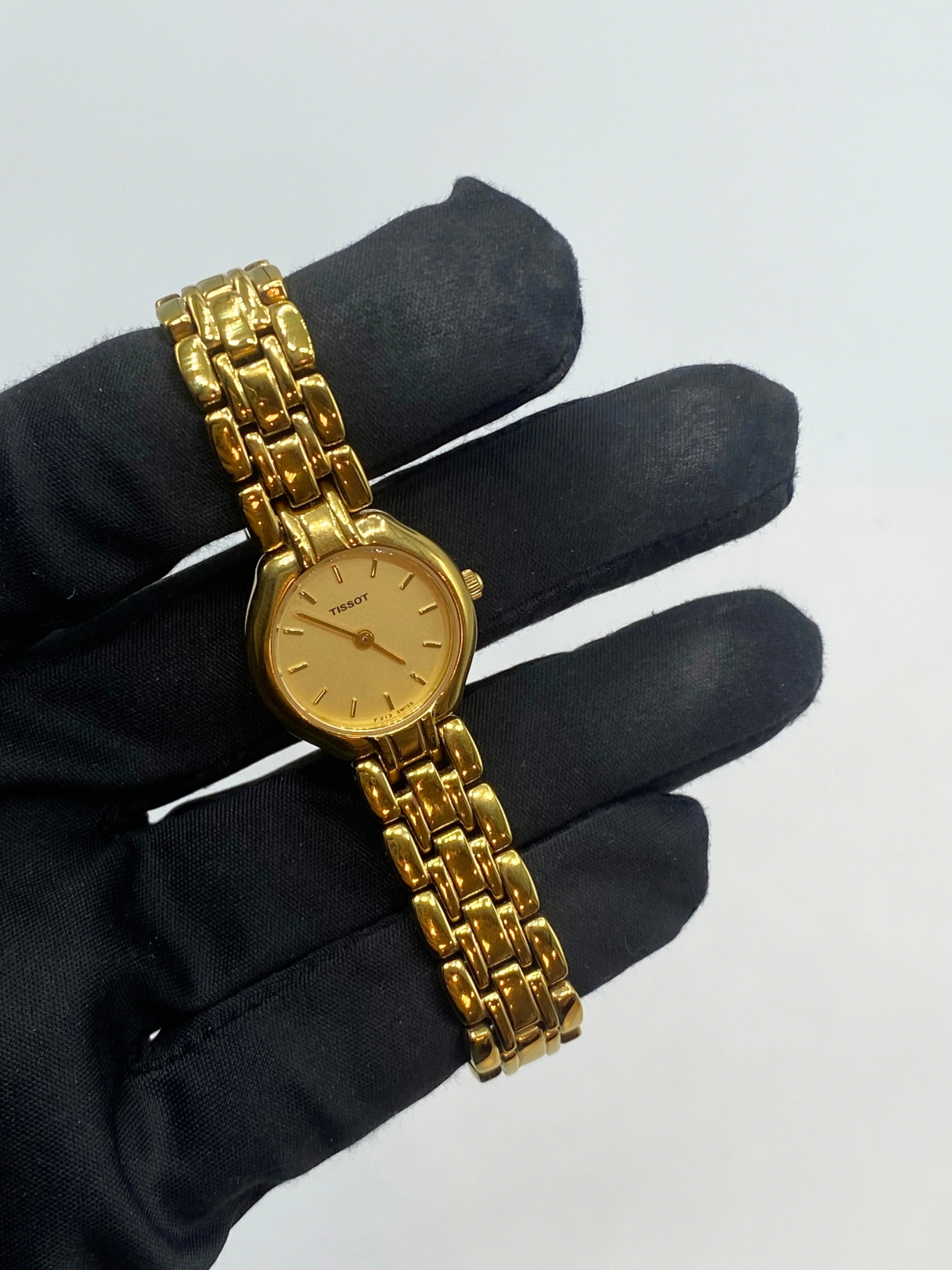 Reloj Tono Dorado Tissot F213