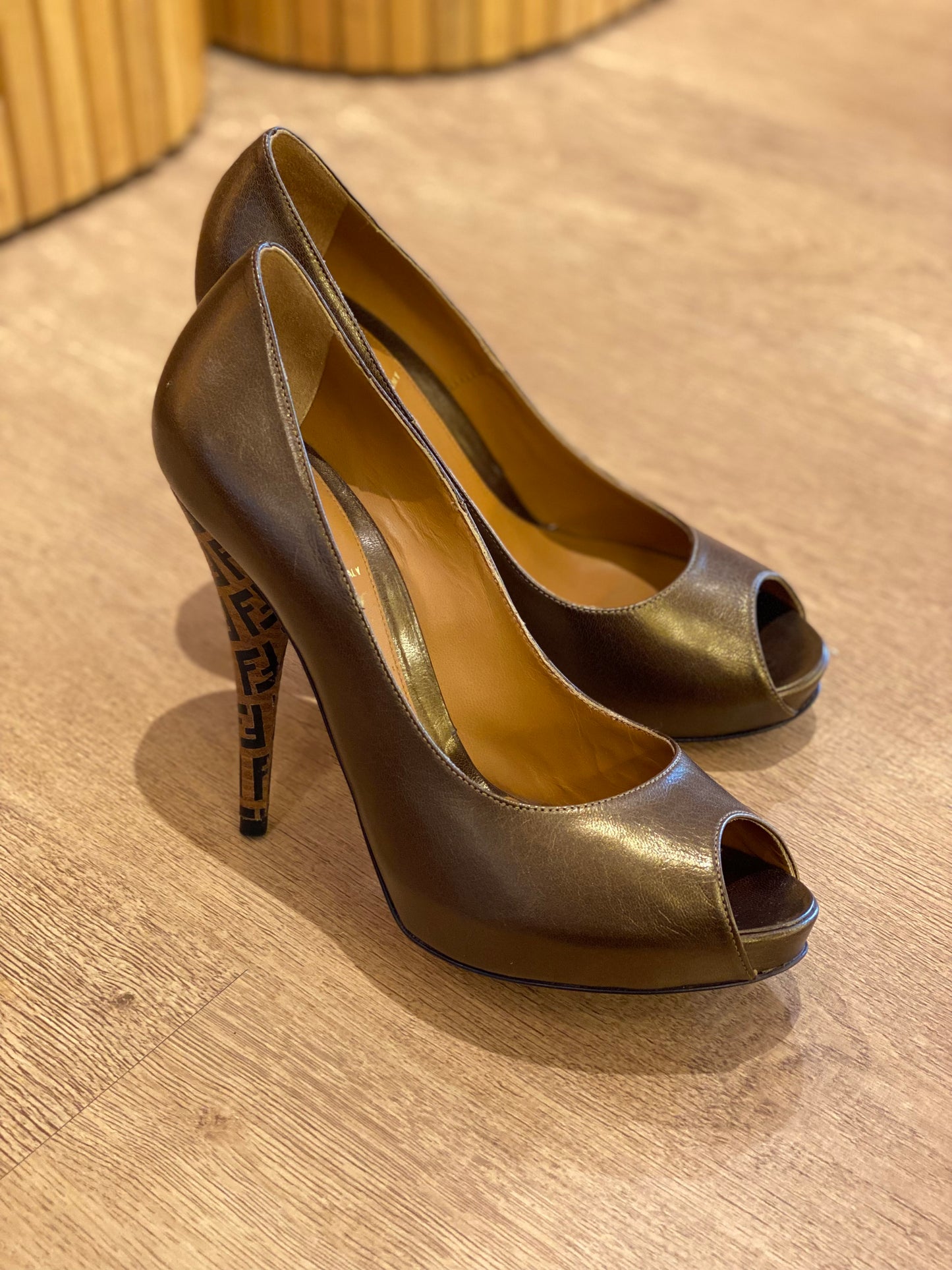 Sandalia Fendi Zucchino Metallic (39.5)