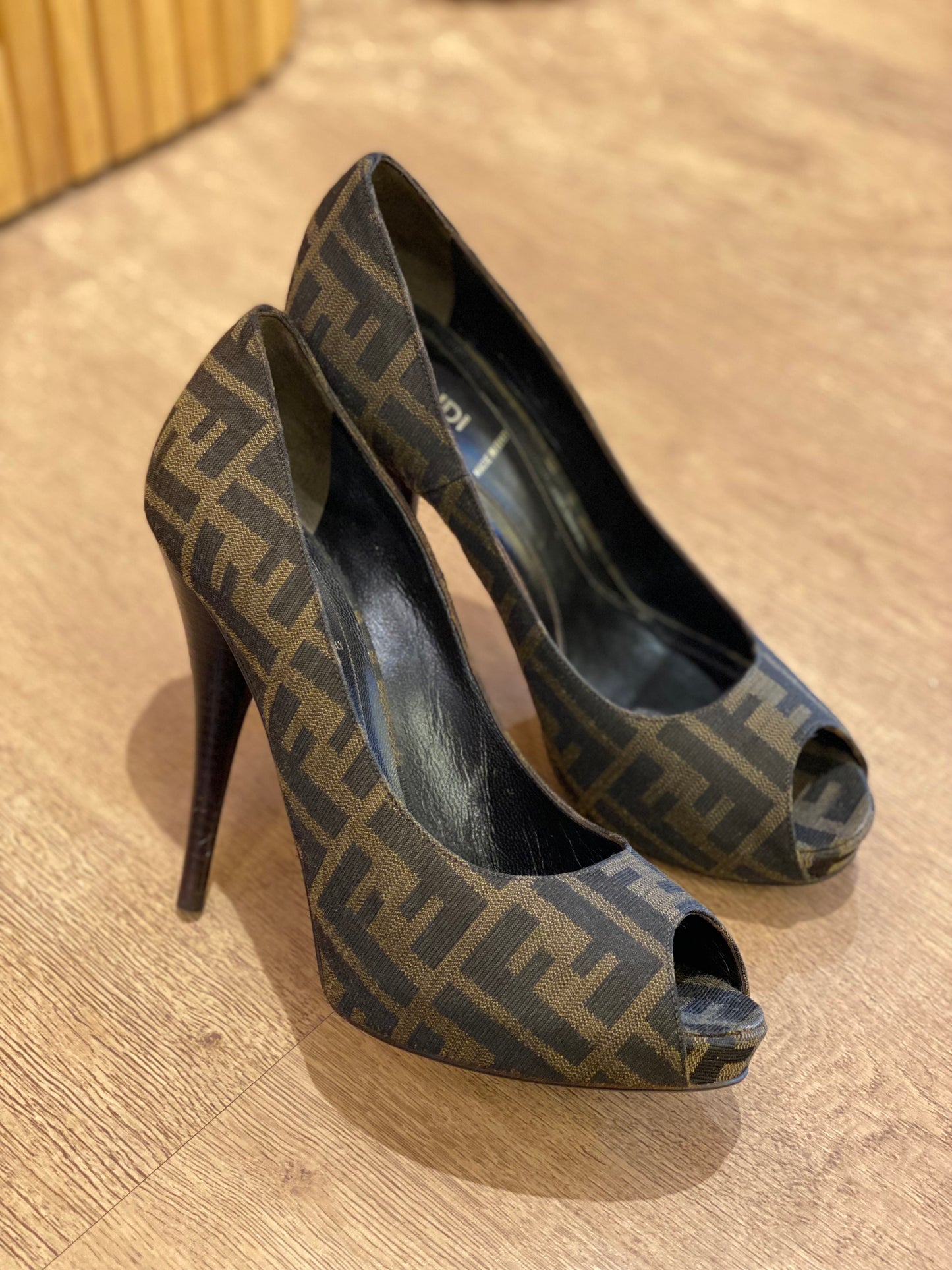 Sandalia Fendi Zucca (39)