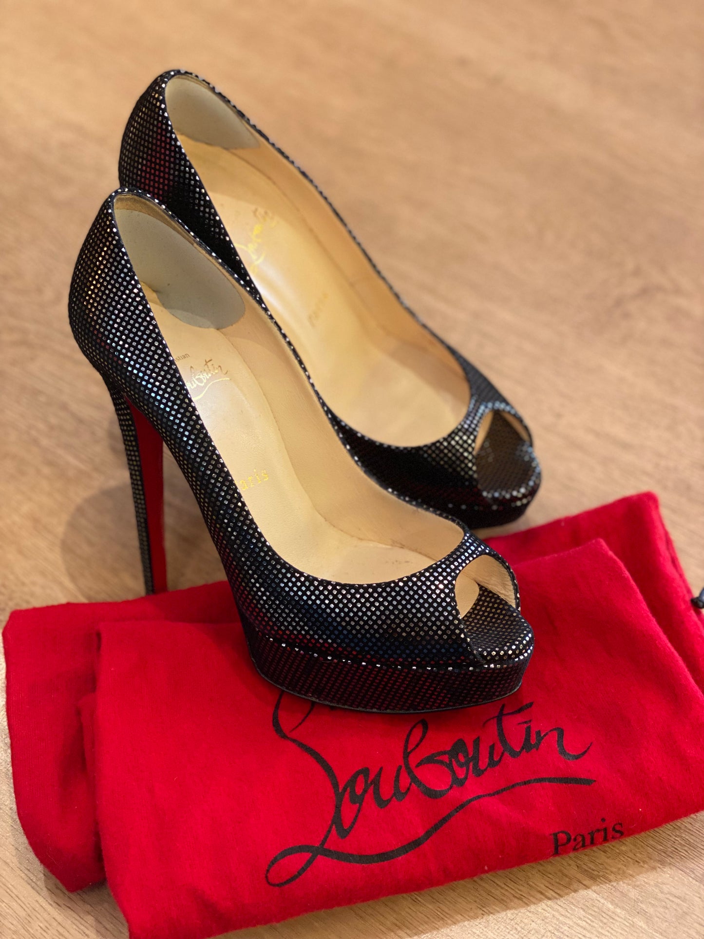 ⁠Sandalia Christian Louboutin Banana Peep Toe (37.5)