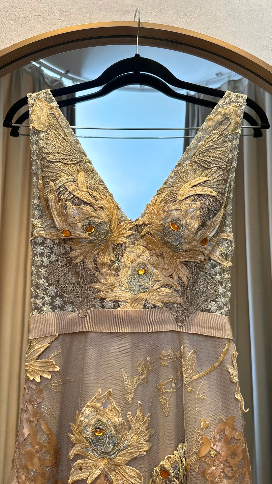 Vestido Largo Dorado con Apliques Las Buttner