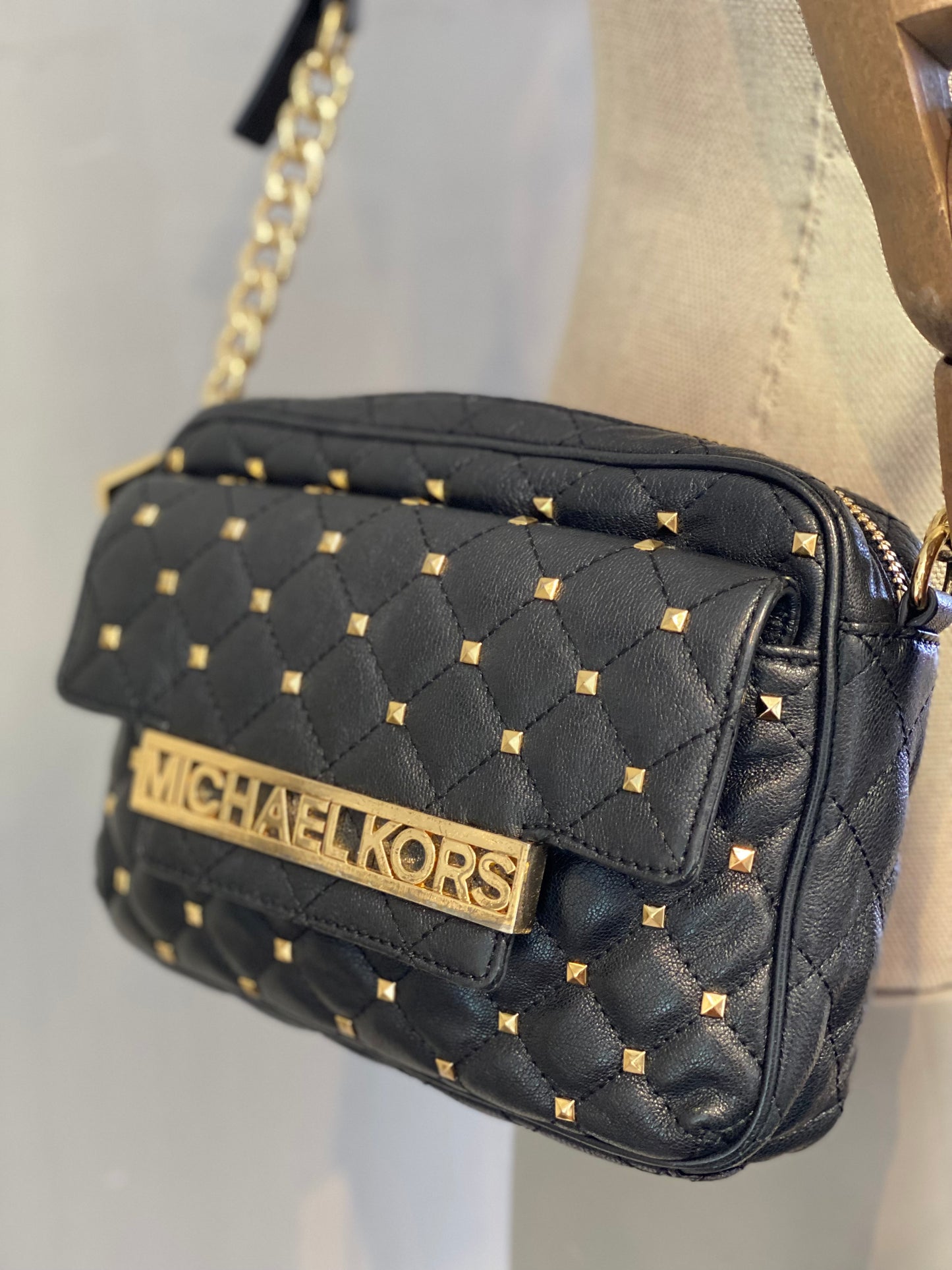 ⁠Bandolera Acolchada Michael Kors Negra