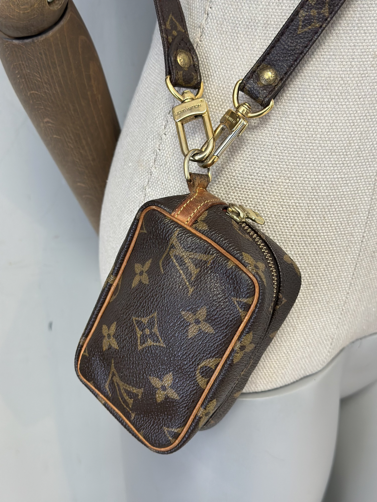 Mini Bolso Louis Vuitton Wapity Pouch