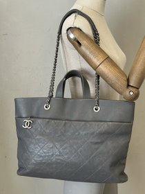 Cartera Chanel Timeless CC Charm Tote Bag