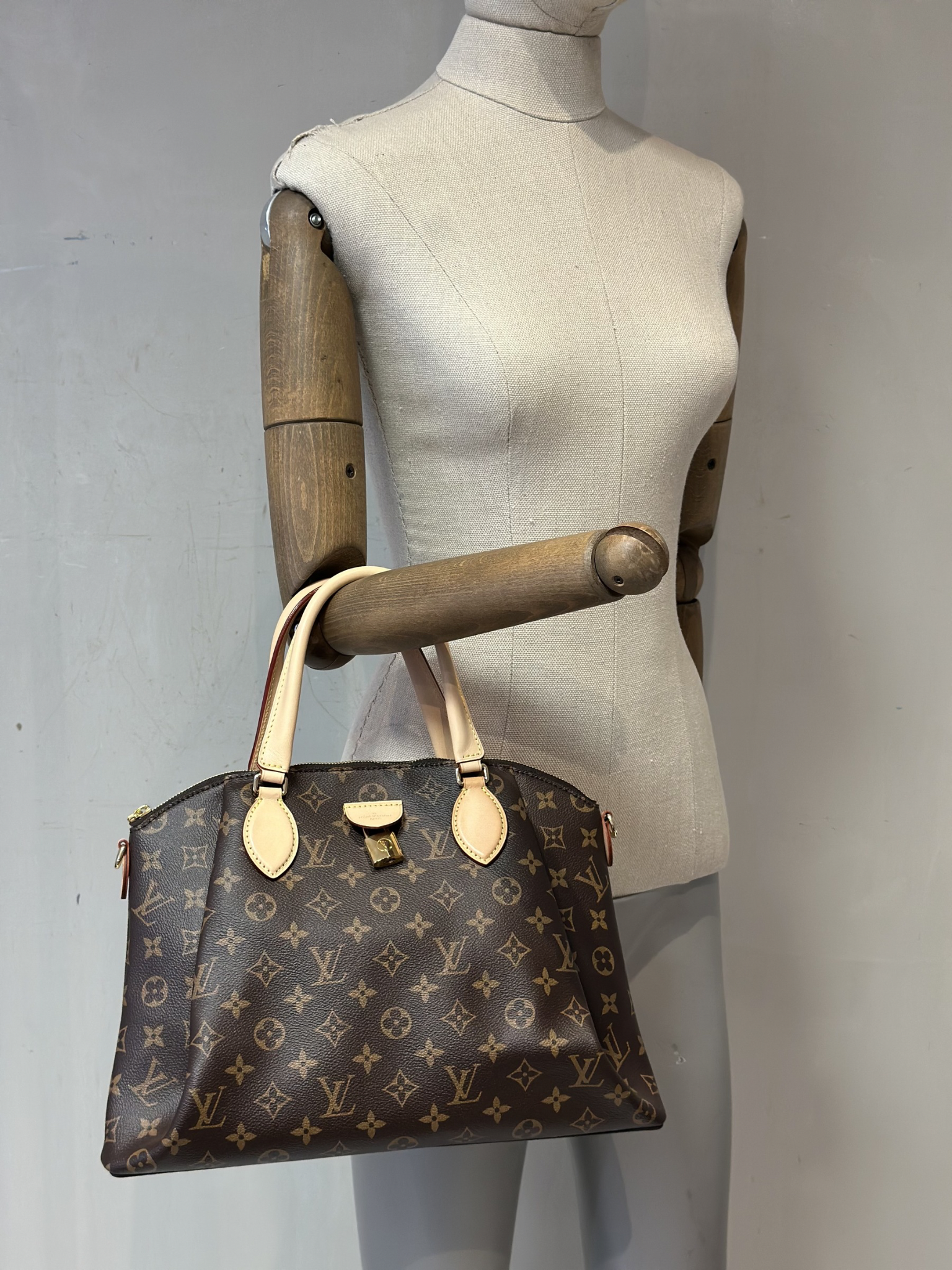 Cartera Louis Vuitton Rivoli MM