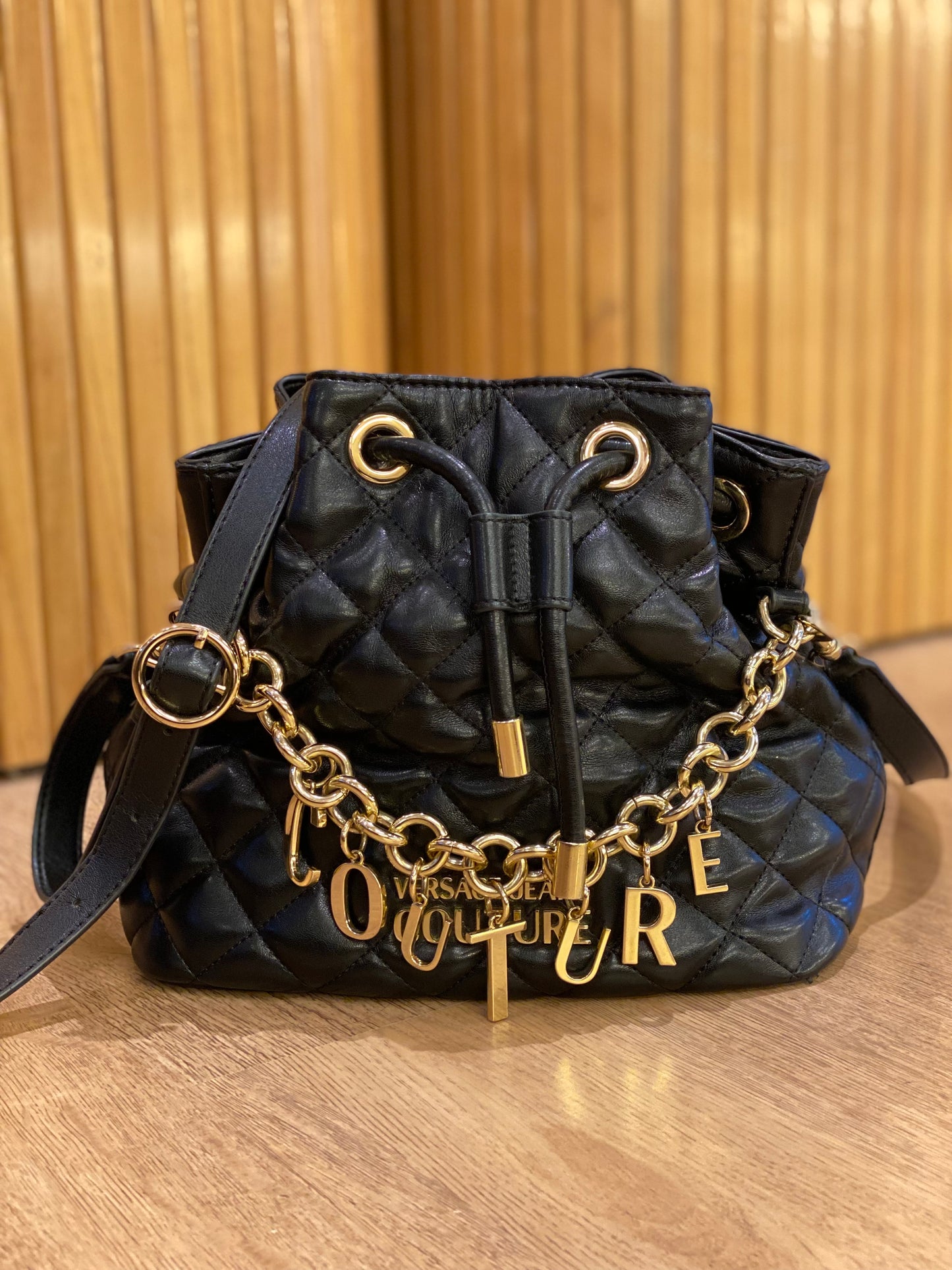 Cartera Versace Couture Charm Bucket Bag