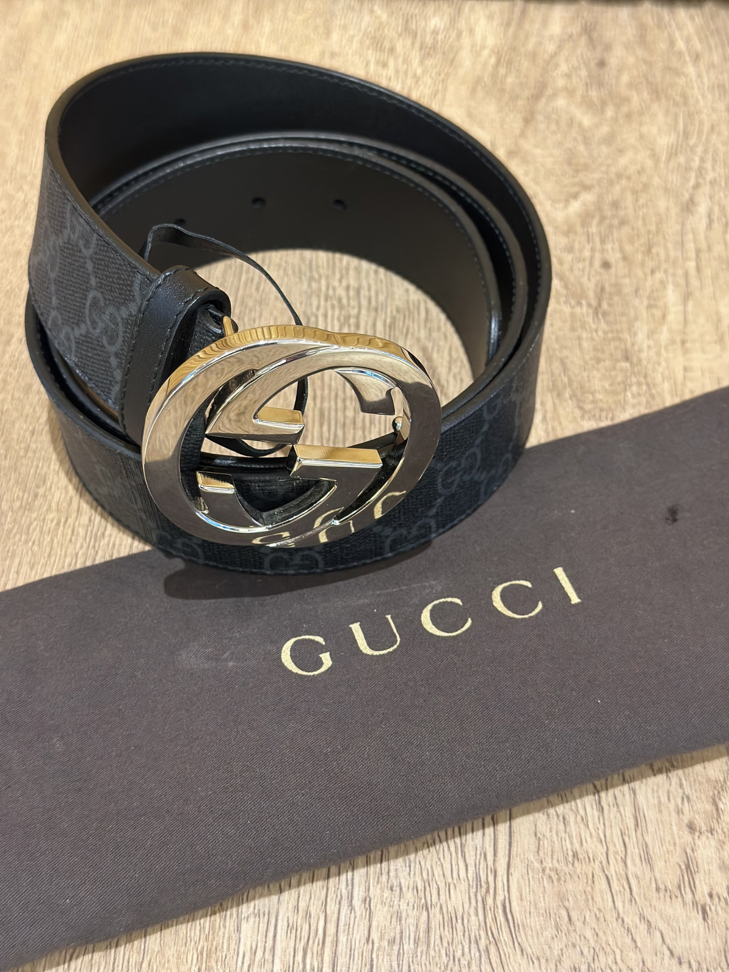 Cinto Gucci con Hebilla Entrelazada GG Supreme (115cm)